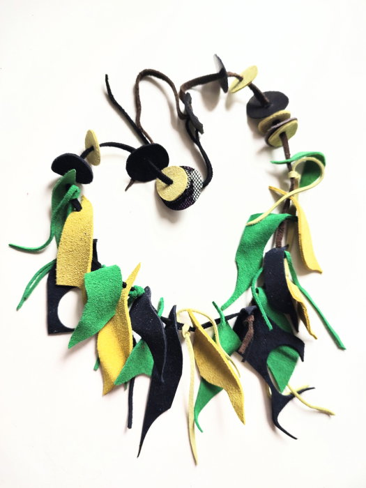 Colier handmade din piele naturala, asimetric, nuante verde galben ,unicat