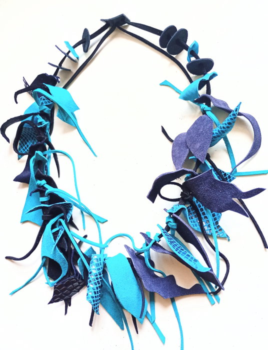 Colier handmade din piele naturala,nuante de bleumarin ,turcoaz,unicat