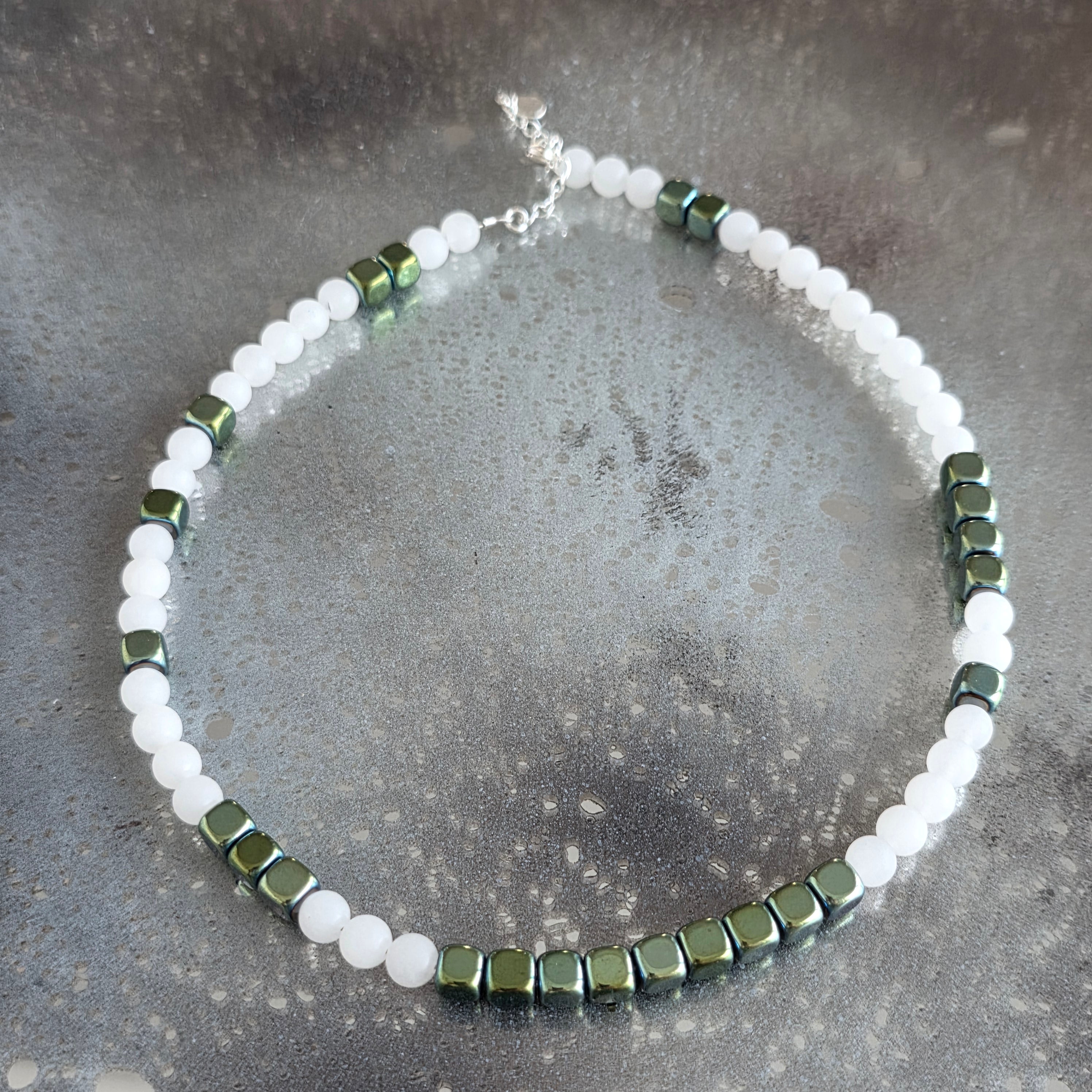 Colier jad alb si hematit verde Fusion #391