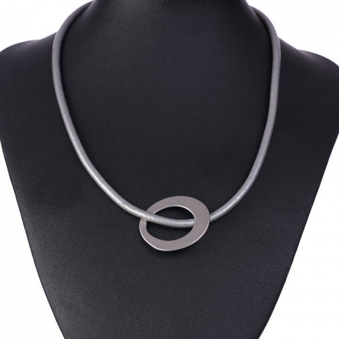 Colier minimalist cu cerc neregulat pe fir gros de piele ecologica, argintiu mat
