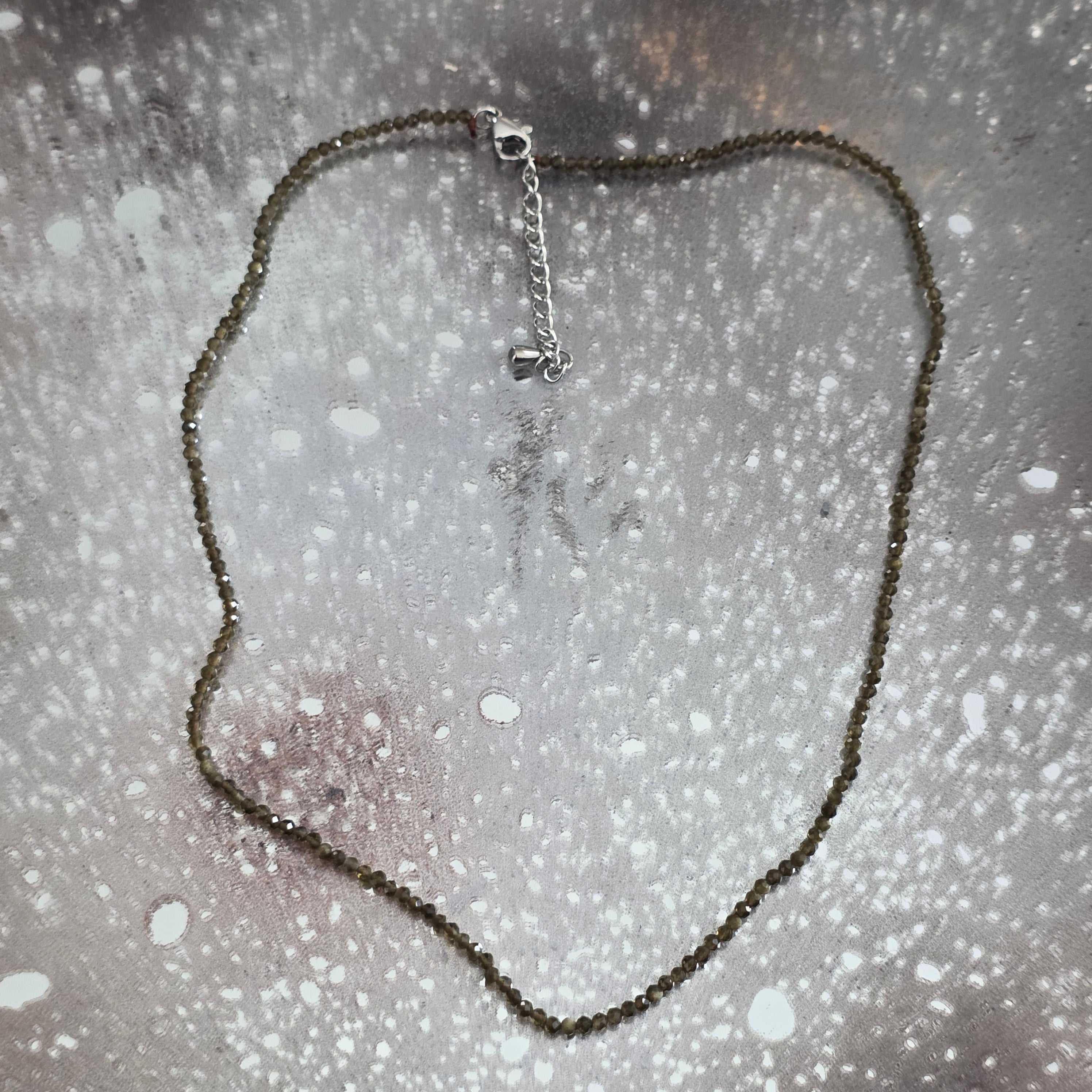 Colier obsidian argintiu sfere 2 mm