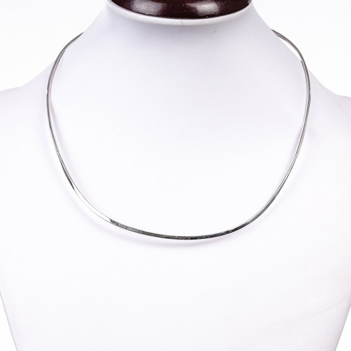 Colier rigid cu forma anatomica, din argint