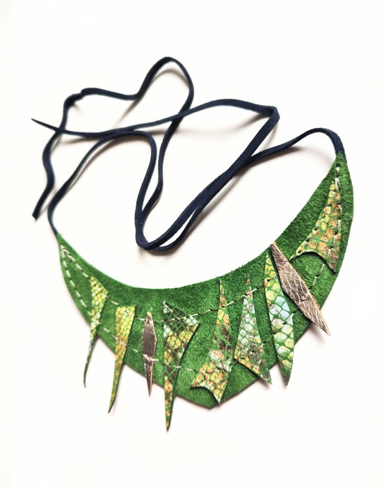 Colier smarald statement din piele naturala, spirit festiv ,unicat
