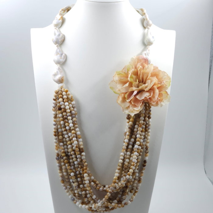 Colier statement cu floare 3D si siraguri de margele , design romantic