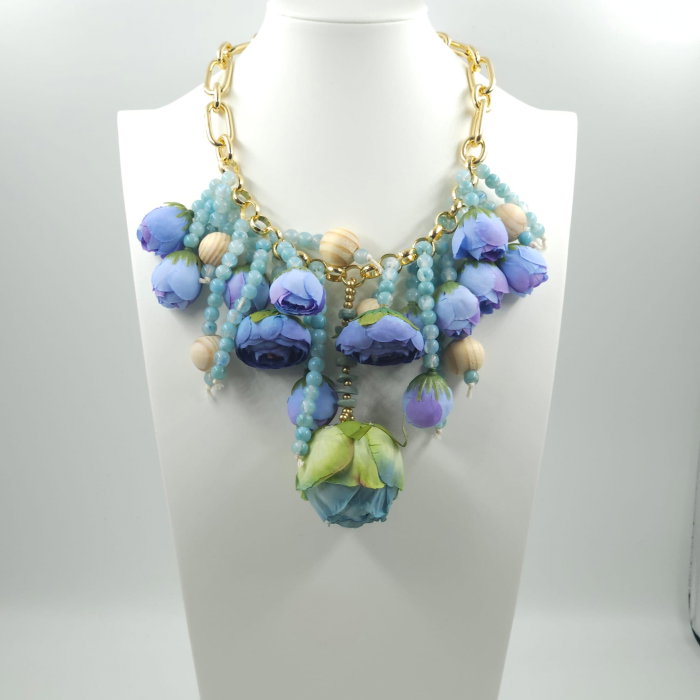 Colier statement cu flori decorative 3D in nuante pastelate de albastru si lila , design artistic