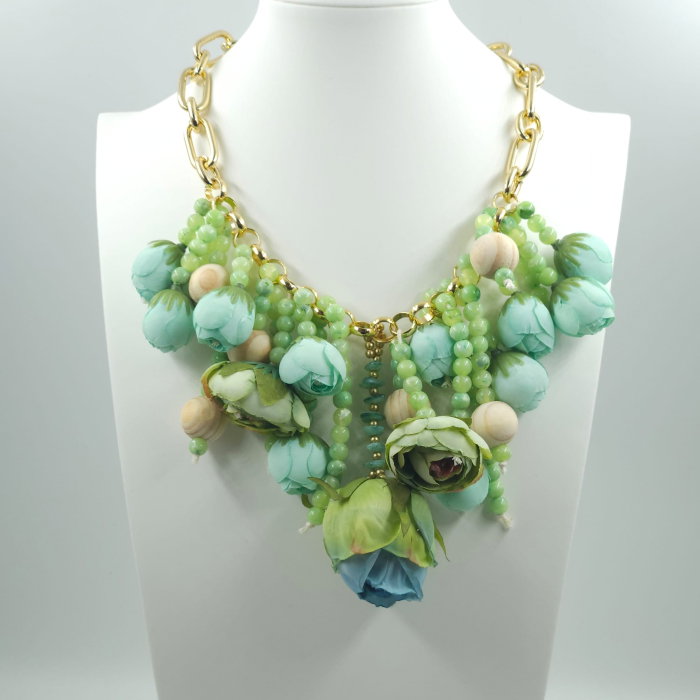 Colier statement cu flori decorative 3D in nuante pastelate de verde menta , design artistic