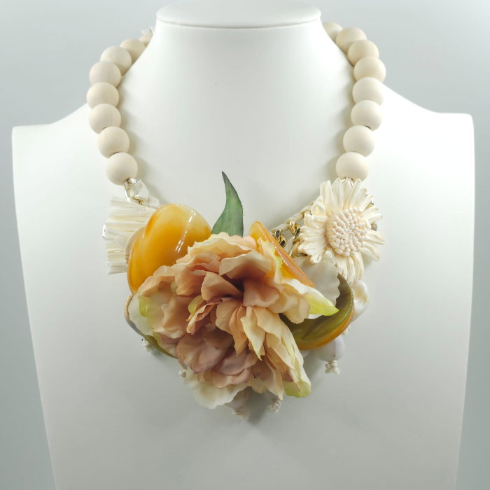 Colier statement cu flori decorative 3D si elemente pastelate bej , design artistic