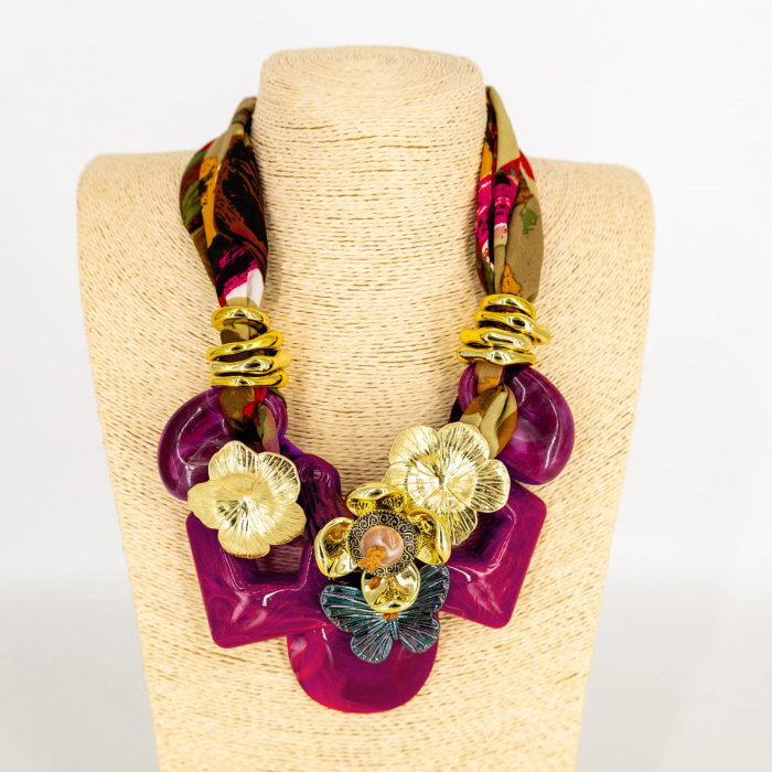 Colier statement fucsia cu flori aurii si fluture , stil italian