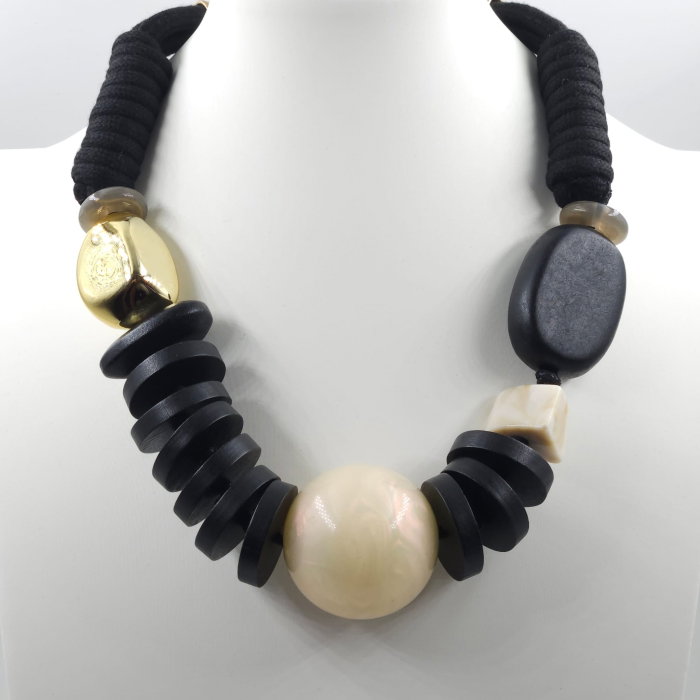 Colier statement geometric cu element central supradimensionat , design modern