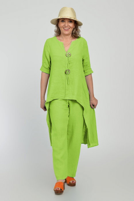 Compleu din in, cu nasturi decorativi, cu pantaloni si bluza tunica mai lunga in spate, verde deschis