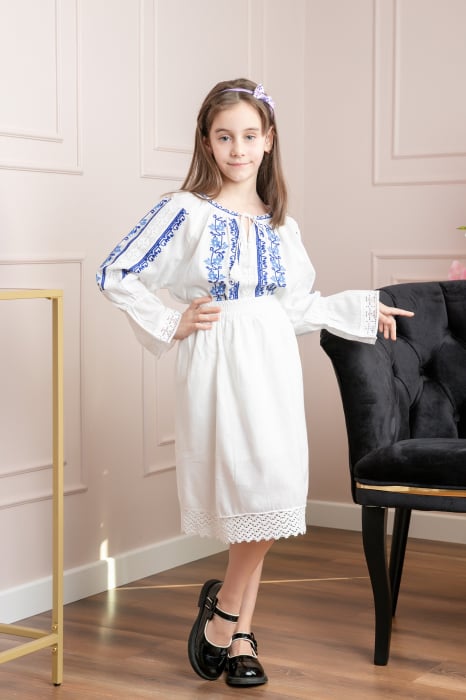 Compleu traditional alb pentru fetite cu motiv floral albastru Oana
