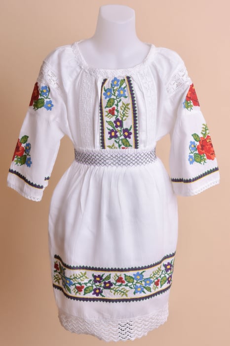 Compleu traditional alb pentru fetite cu motiv floral multicolor Bianca