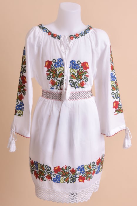Compleu traditional alb pentru fetite cu motiv floral multicolor Iustina