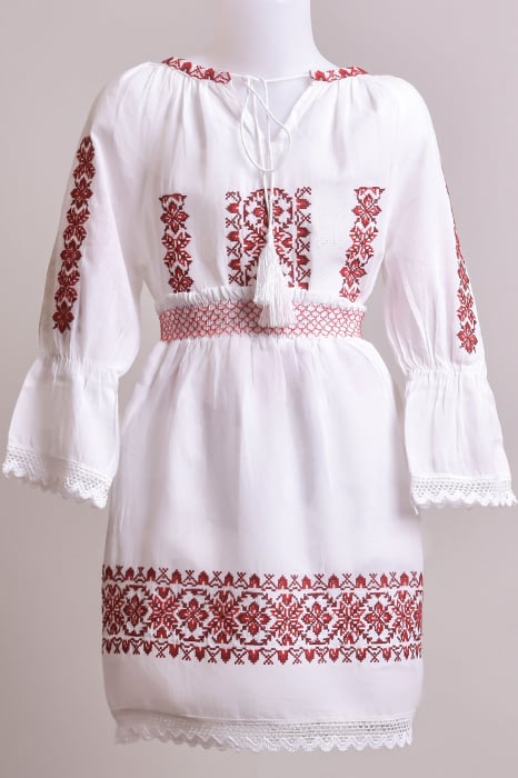 Compleu traditional alb pentru fetite cu motiv floral rosu Carina