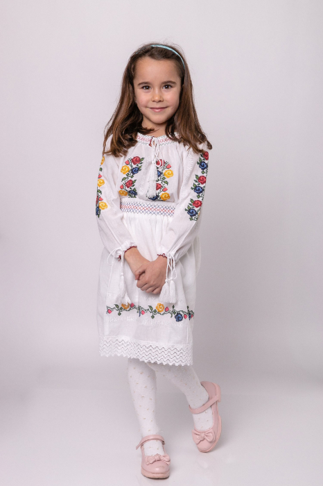 Compleu traditional alb pentru fetite cu motiv floral tricolor Alessia