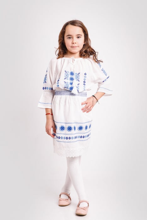 Compleu traditional alb pentru fetite cu motiv geometric albastru Ada