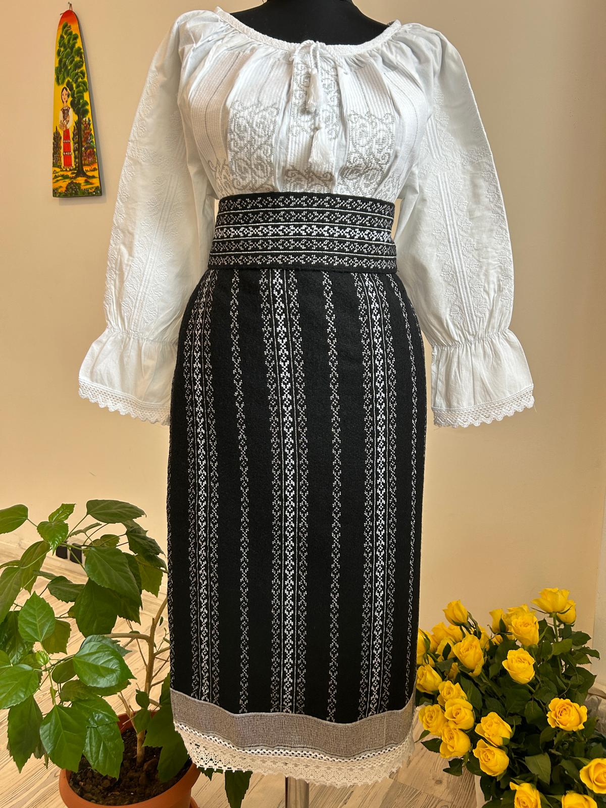 Costum tradițional amurg TM1717 catrință, brâu și ie - XXL