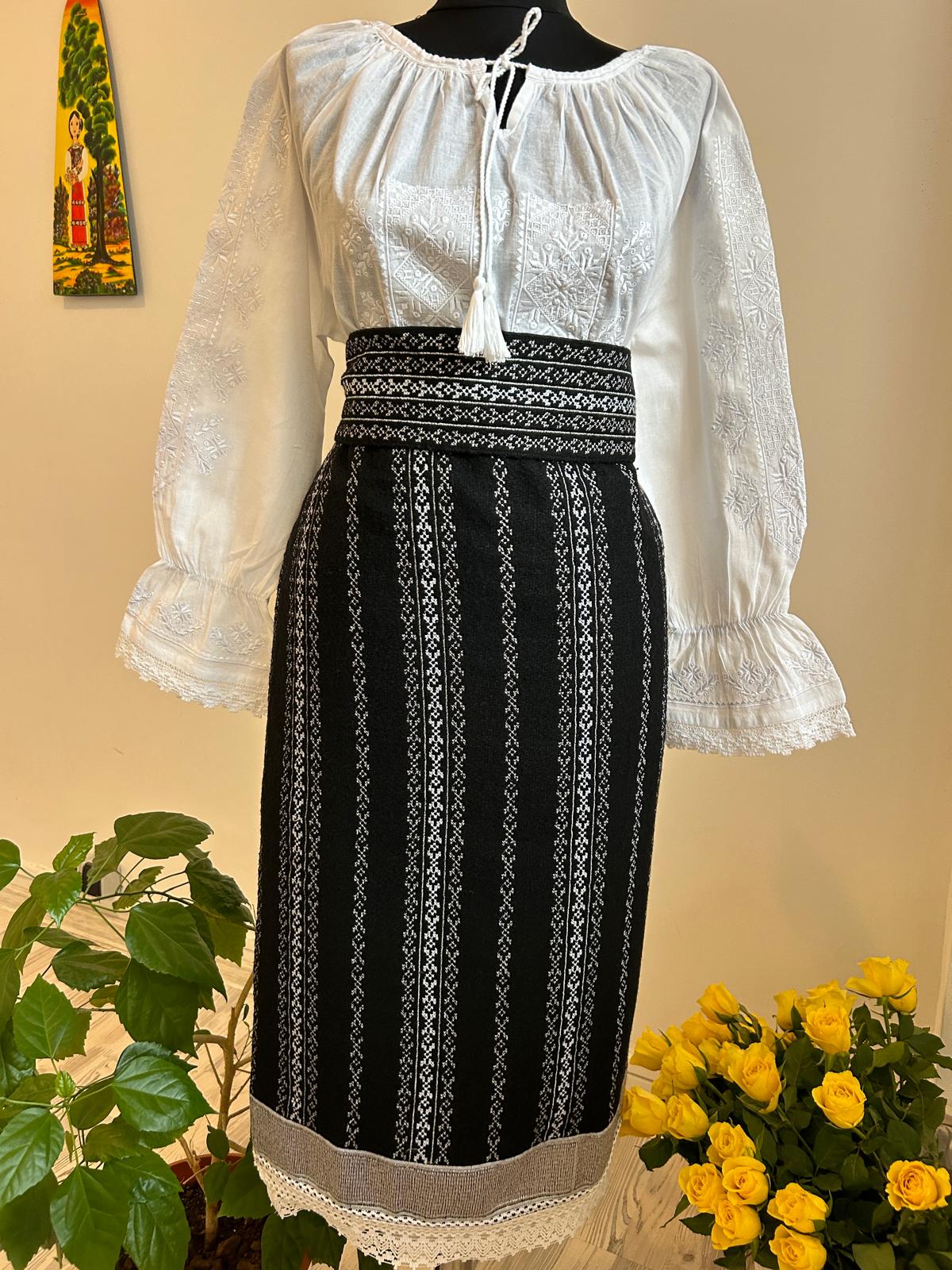 Costum tradițional amurg TM1721 catrință, brâu și ie - XXL