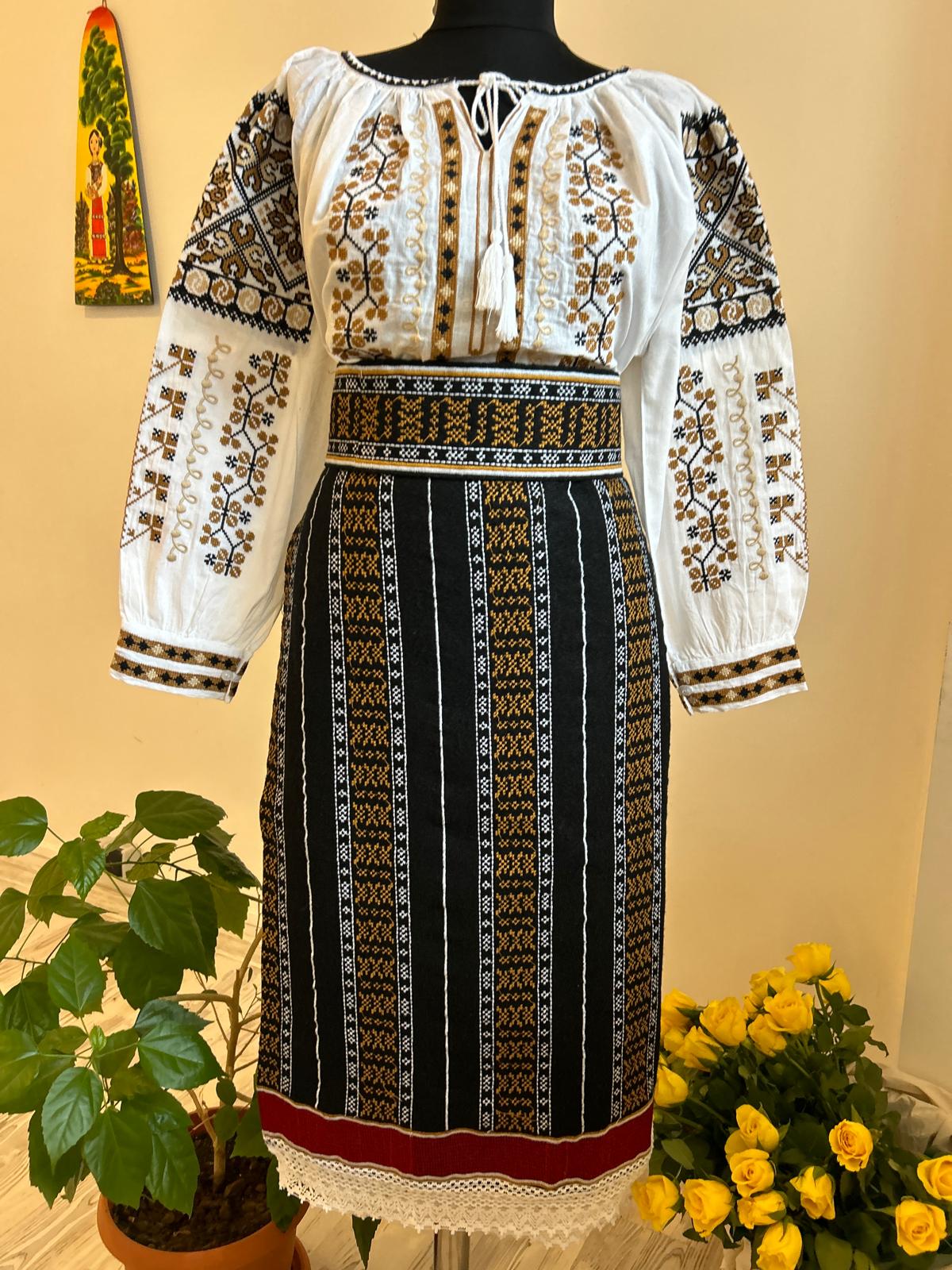 Costum tradițional bej TM1733 catrință, brâu și ie - M