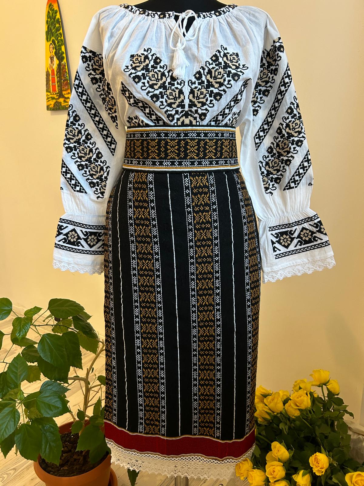Costum tradițional bej TM1734 catrință, brâu și ie - XXL