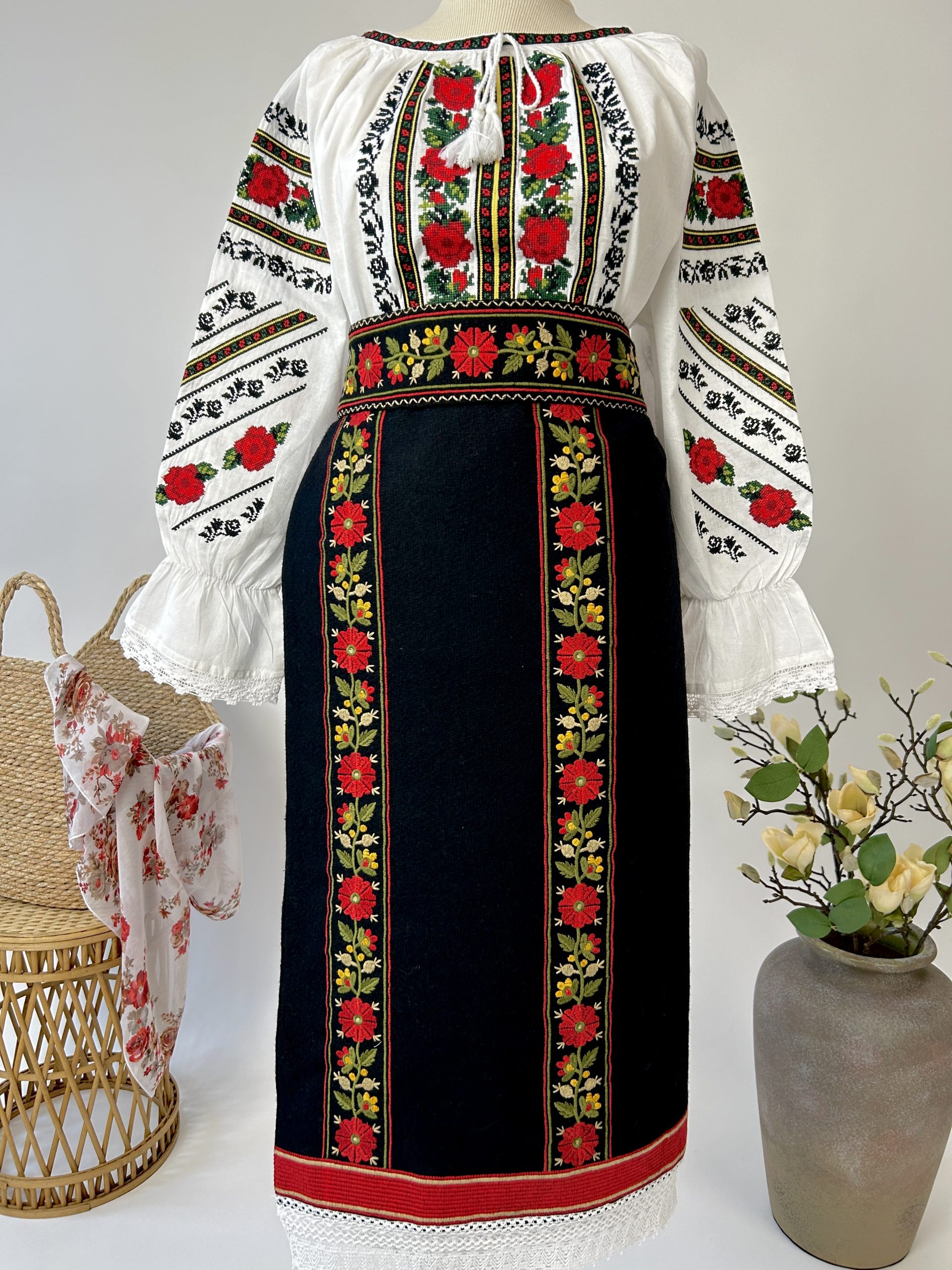Costum tradițional - catrință, brâu și ie TM1793 motive florale - XXL
