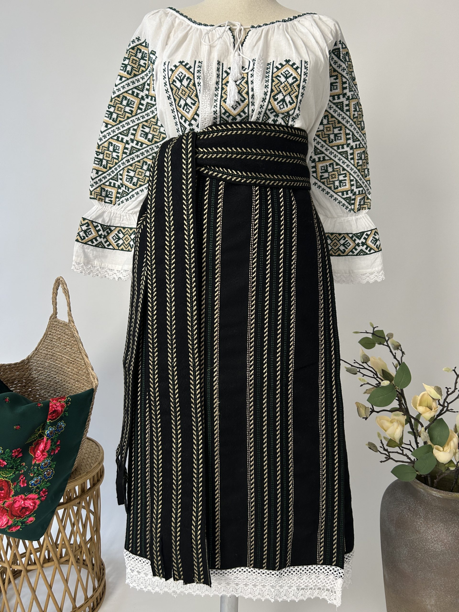 Costum tradițional - catrință, brâu și ie TM1810 *verdele naturii* - S