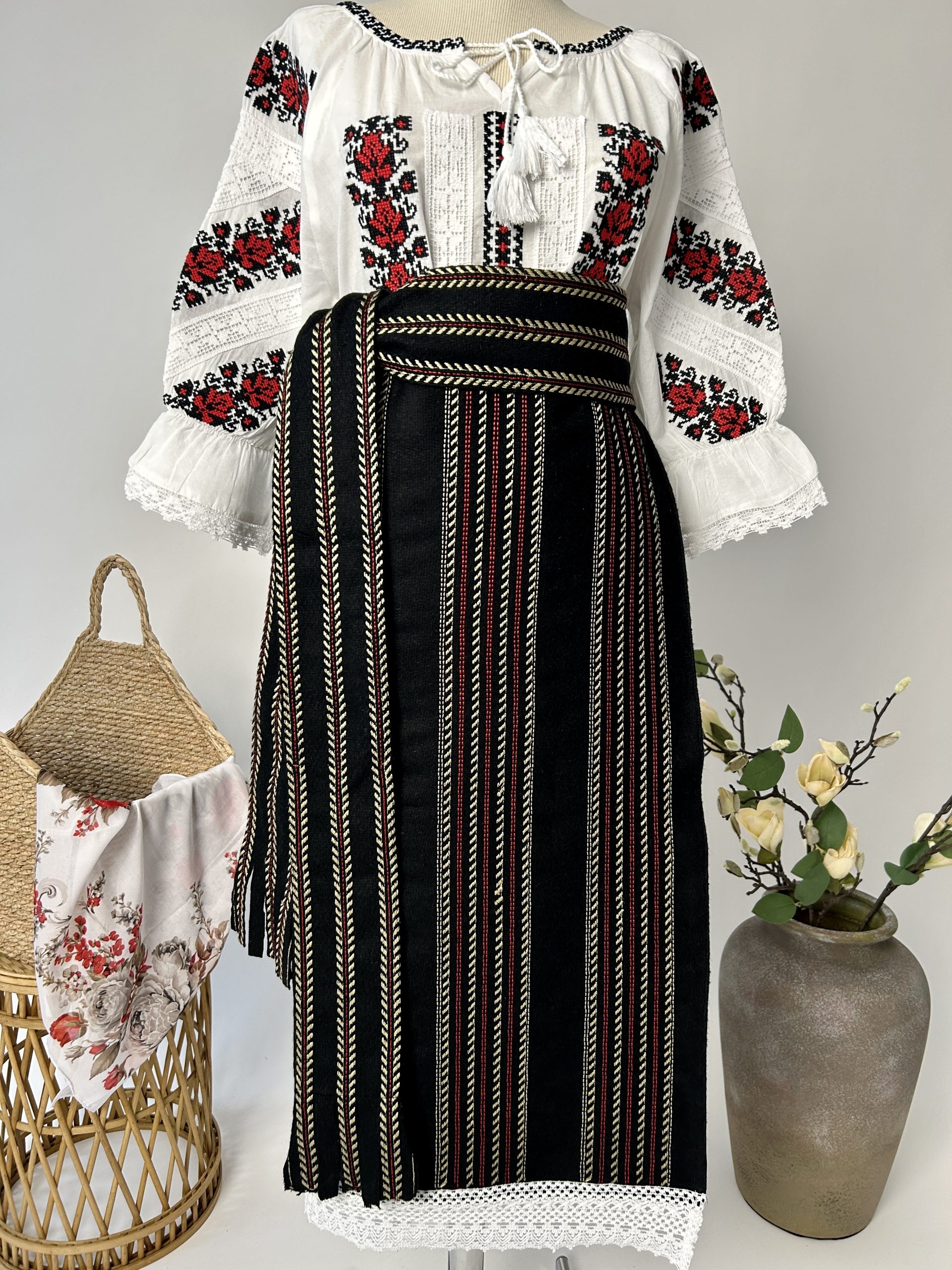 Costum tradițional - catrință, brâu și ie TM1812 *fir roșu și negru* - 3XL