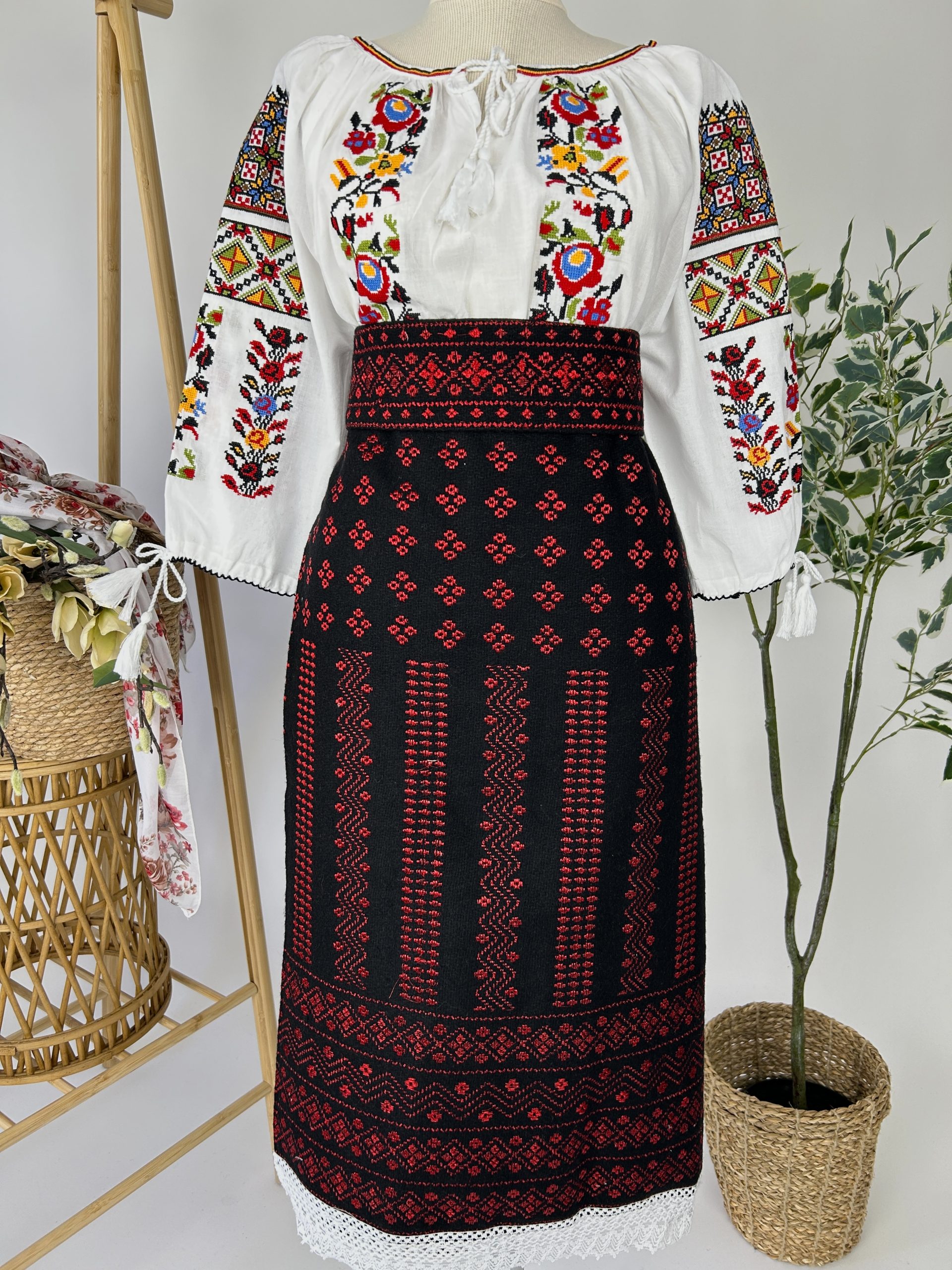 Costum tradițional - catrință, brâu și ie TM1885 motive florale - 3XL
