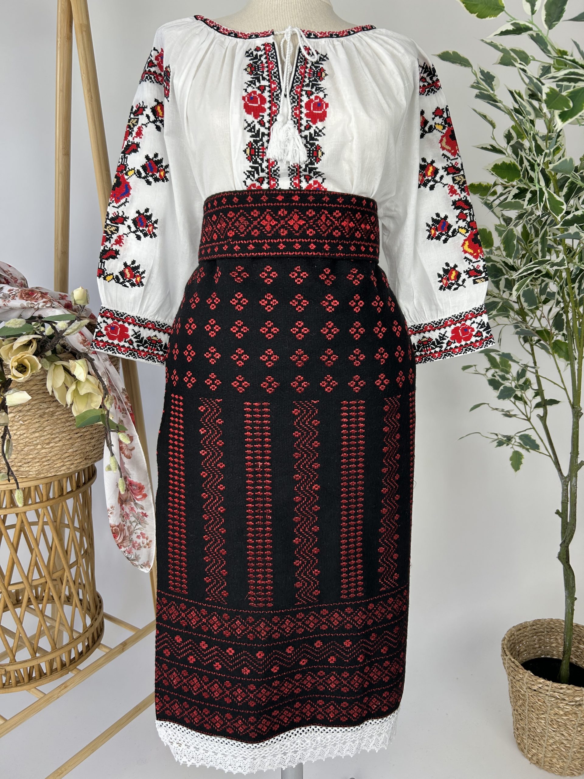 Costum tradițional - catrință, brâu și ie TM1886 motive florale - L