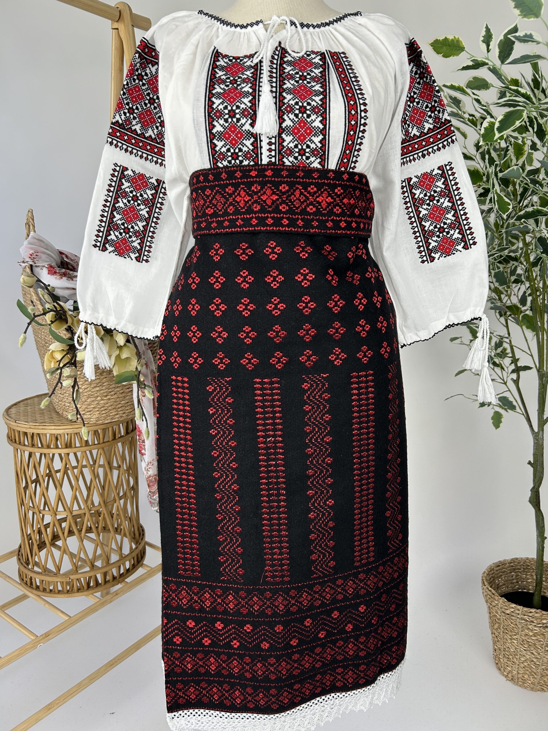 Costum tradițional - catrință, brâu și ie TM1887 motive geometrice - 3XL