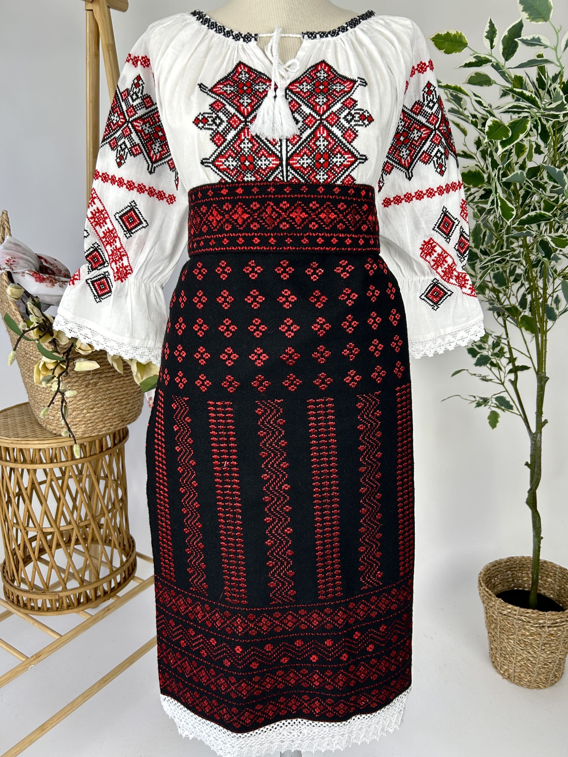 Costum tradițional - catrință, brâu și ie TM1888 motive geometrice - 3XL