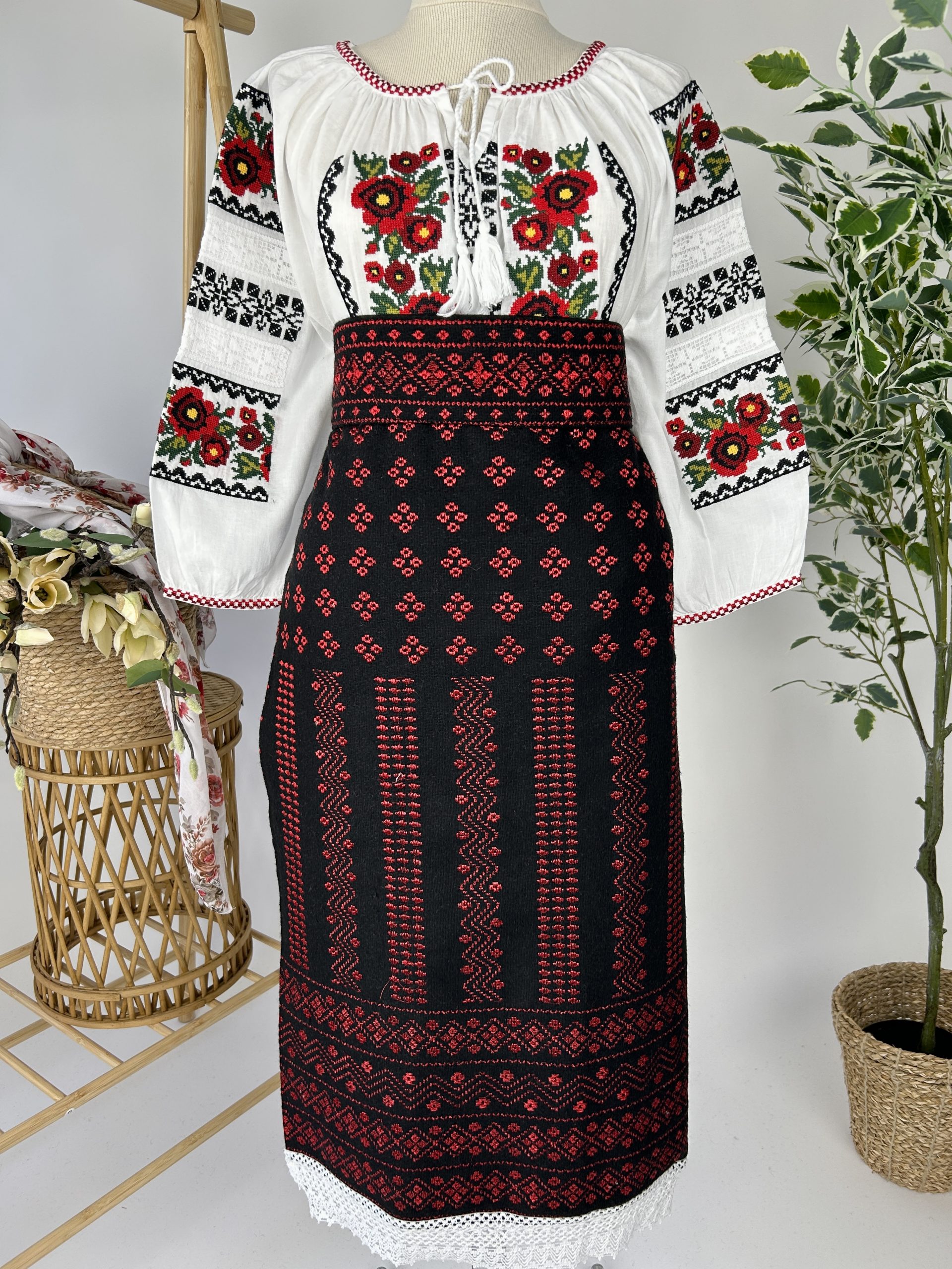 Costum tradițional - catrință, brâu și ie TM1889 motive florale - 3XL