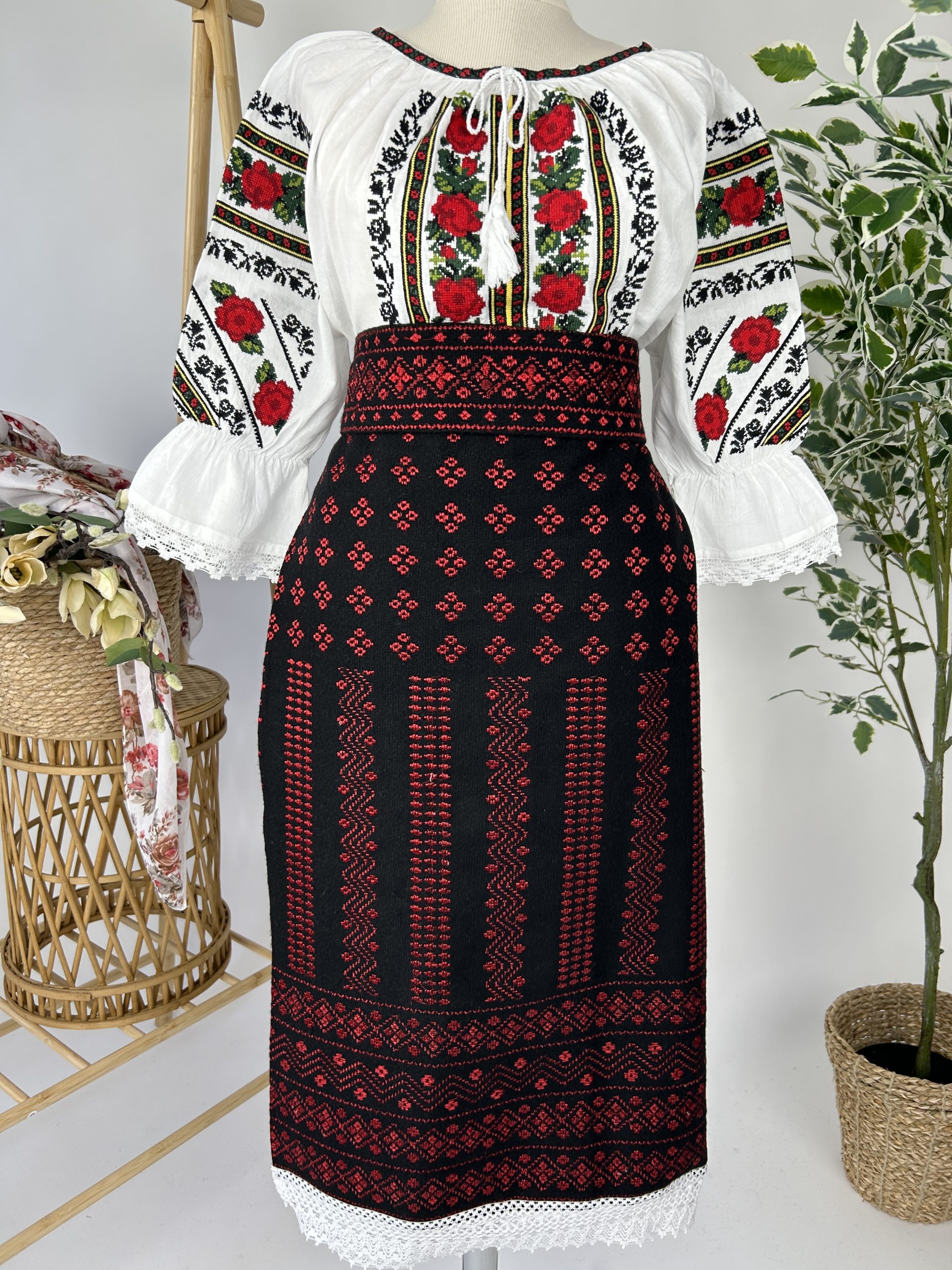 Costum tradițional - catrință, brâu și ie TM1890 motive florale - L