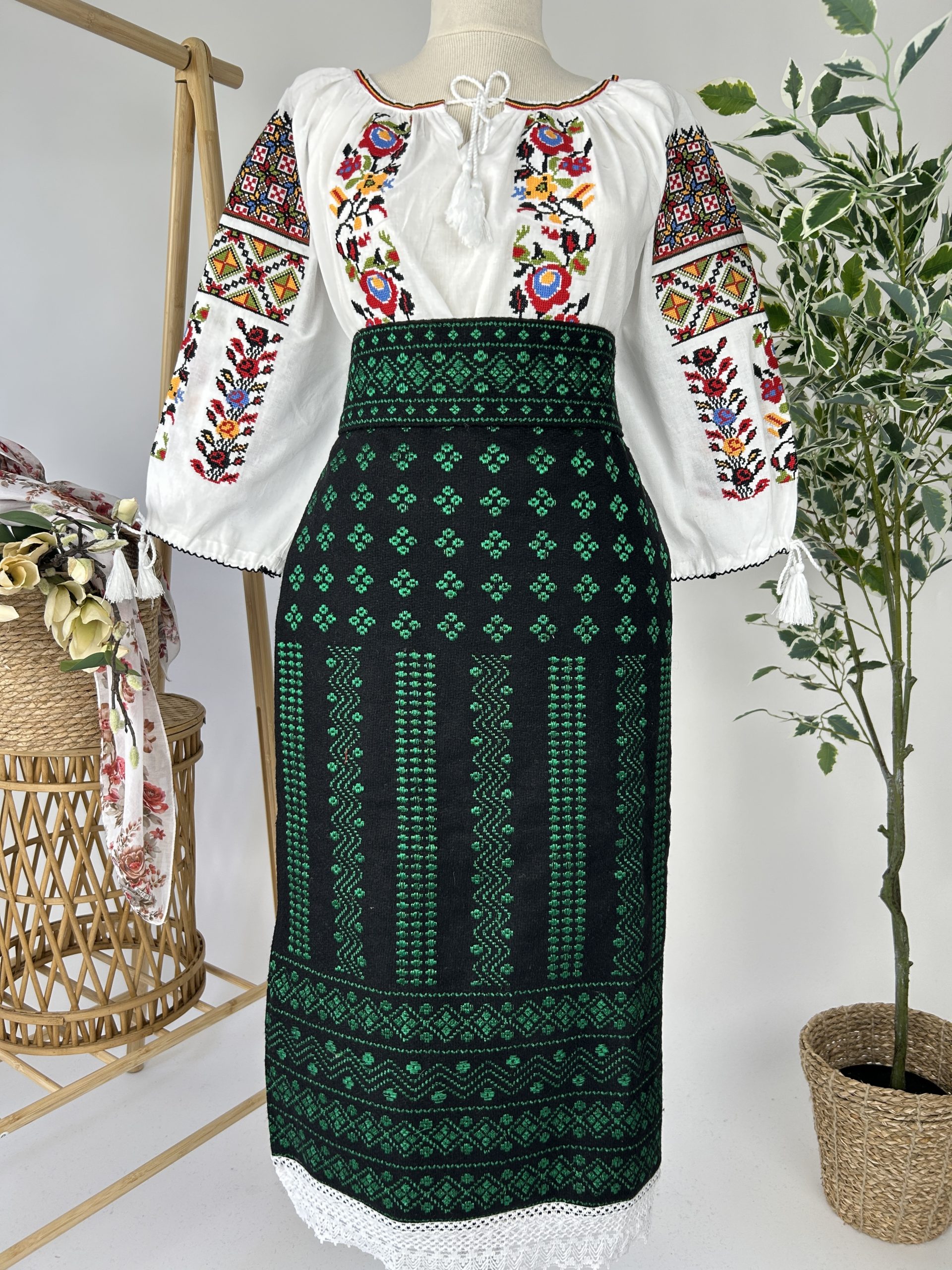 Costum tradițional - catrință, brâu și ie TM1891 motive florale - M
