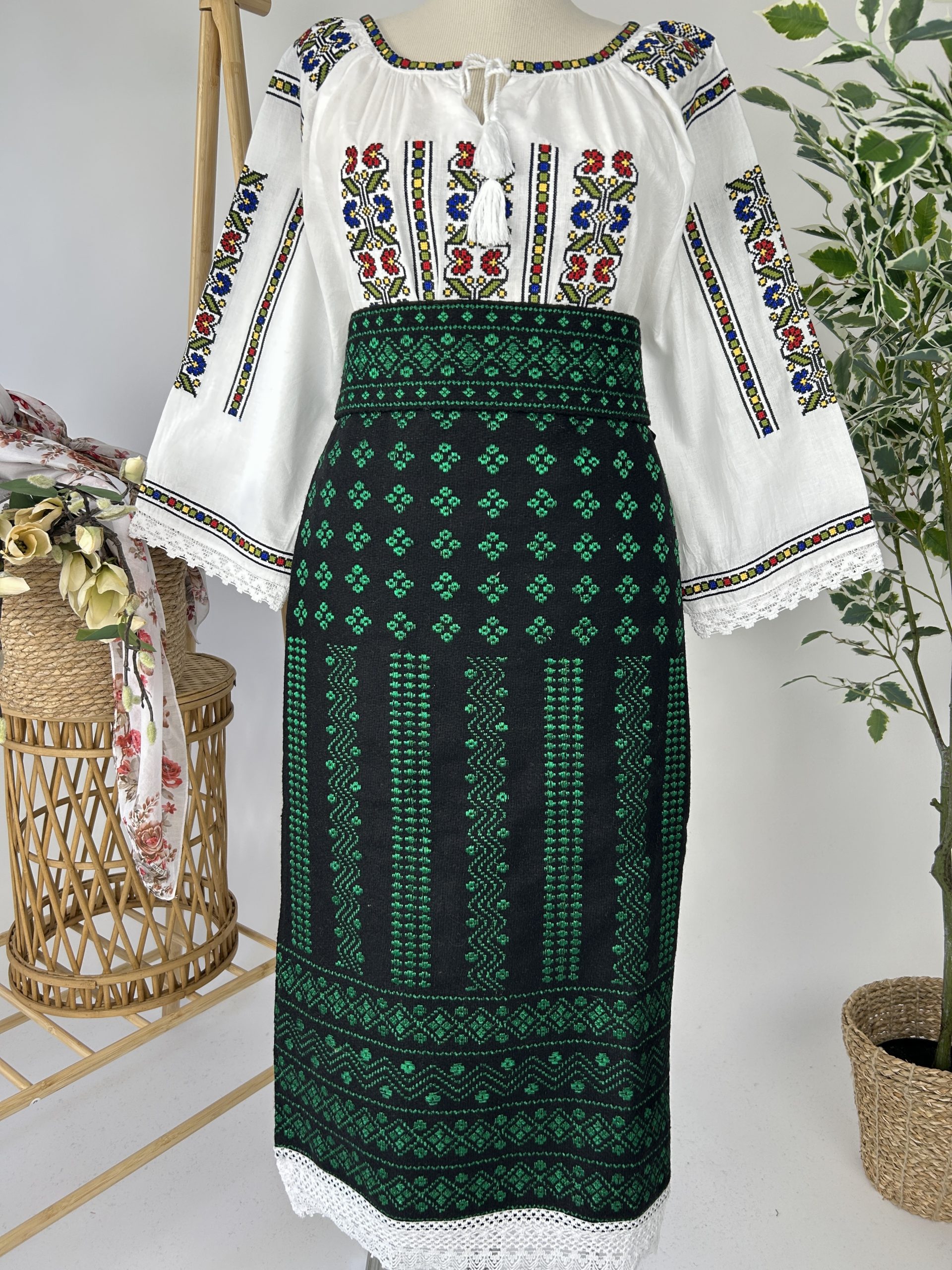 Costum tradițional - catrință, brâu și ie TM1892 motive florale - XL