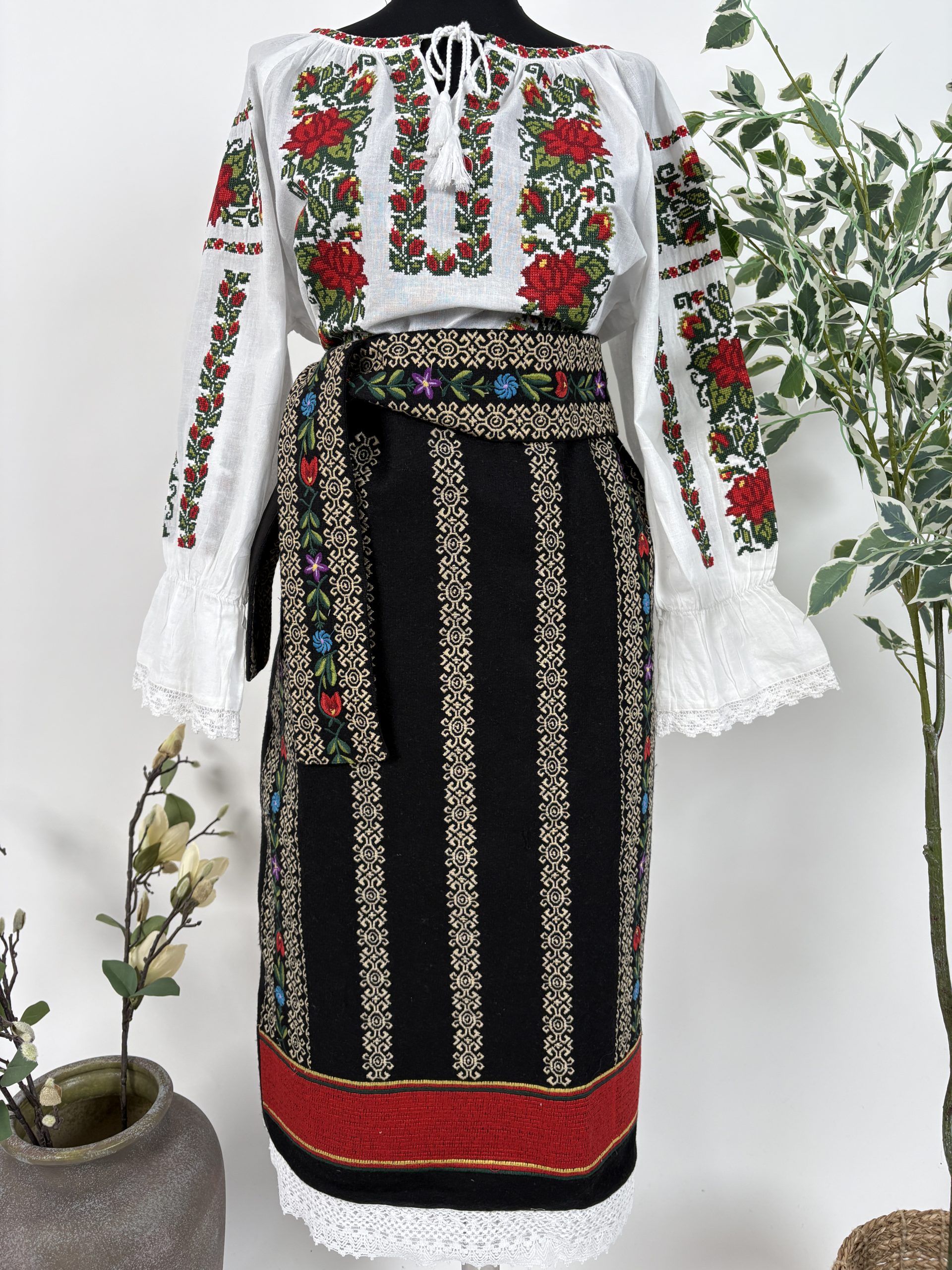 Costum tradițional - catrință, brâu și ie TM2256 motive florale - L