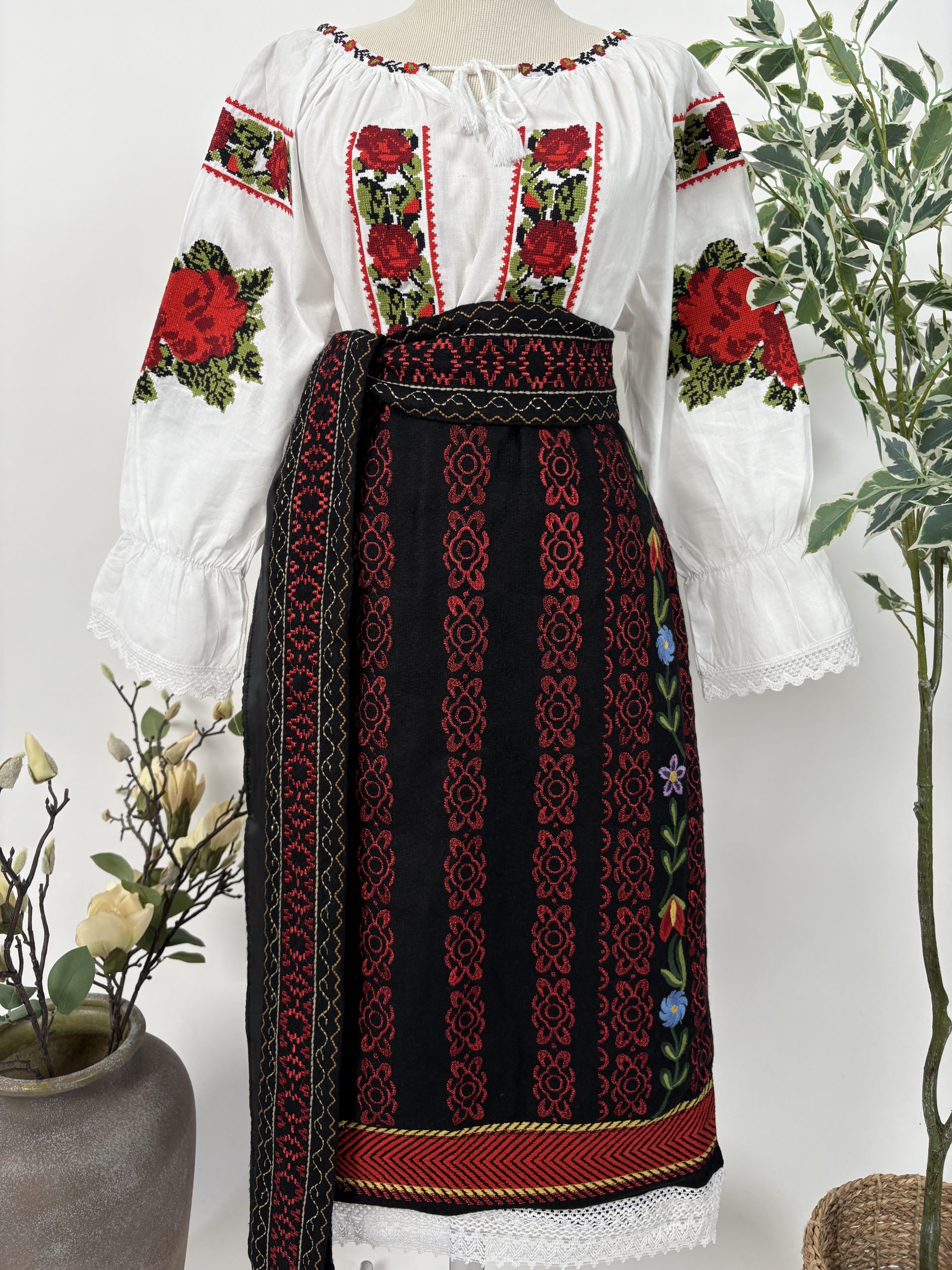 Costum tradițional - catrință, brâu și ie TM2257 trandafiri roșii - XL