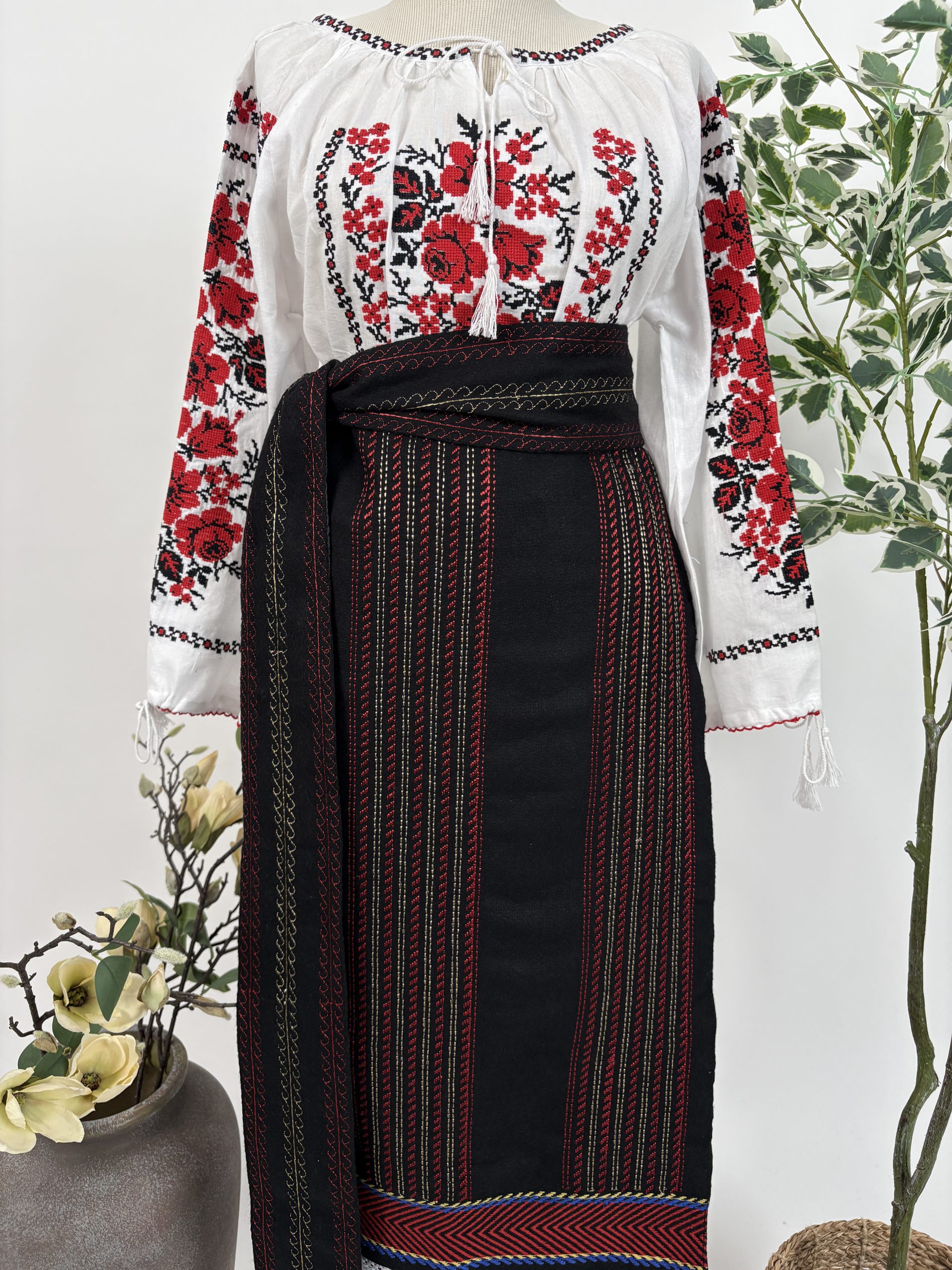 Costum tradițional - catrință, brâu și ie TM2260 broderie roșie - XXL