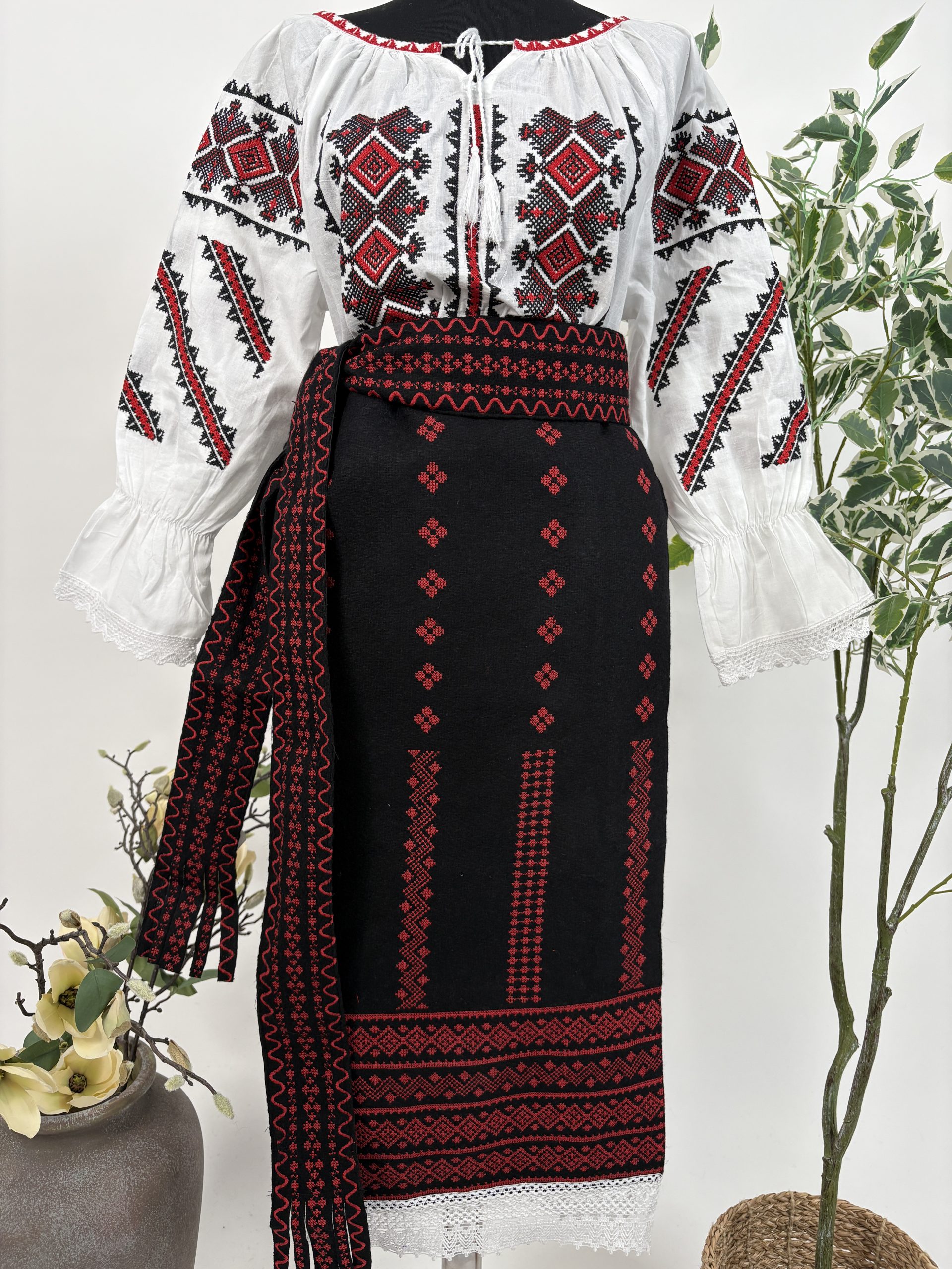 Costum tradițional - catrință, brâu și ie TM2261 motive geometrice - S