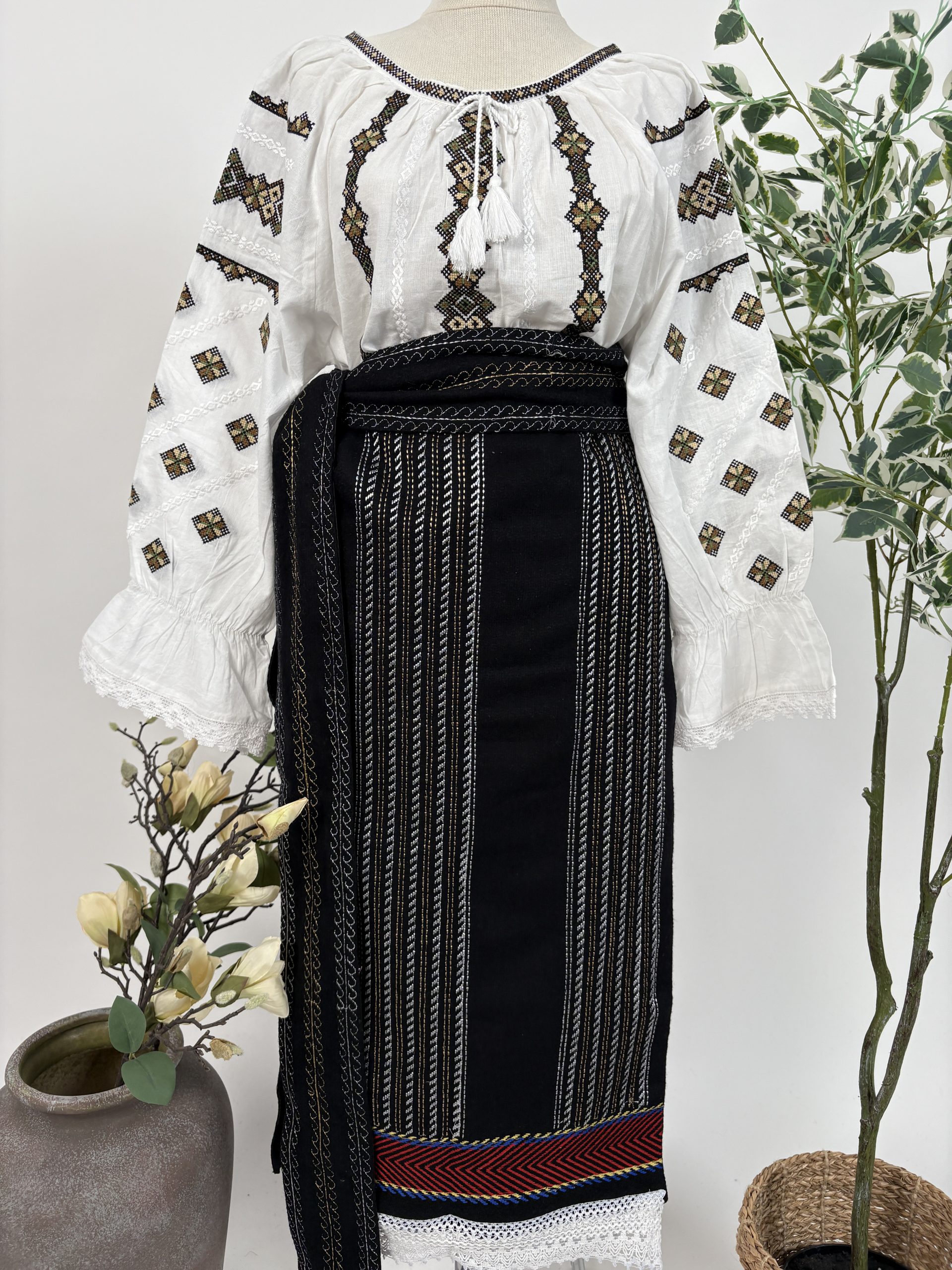 Costum tradițional - catrință, brâu și *ie* TM2262 motive geometrice - 3XL