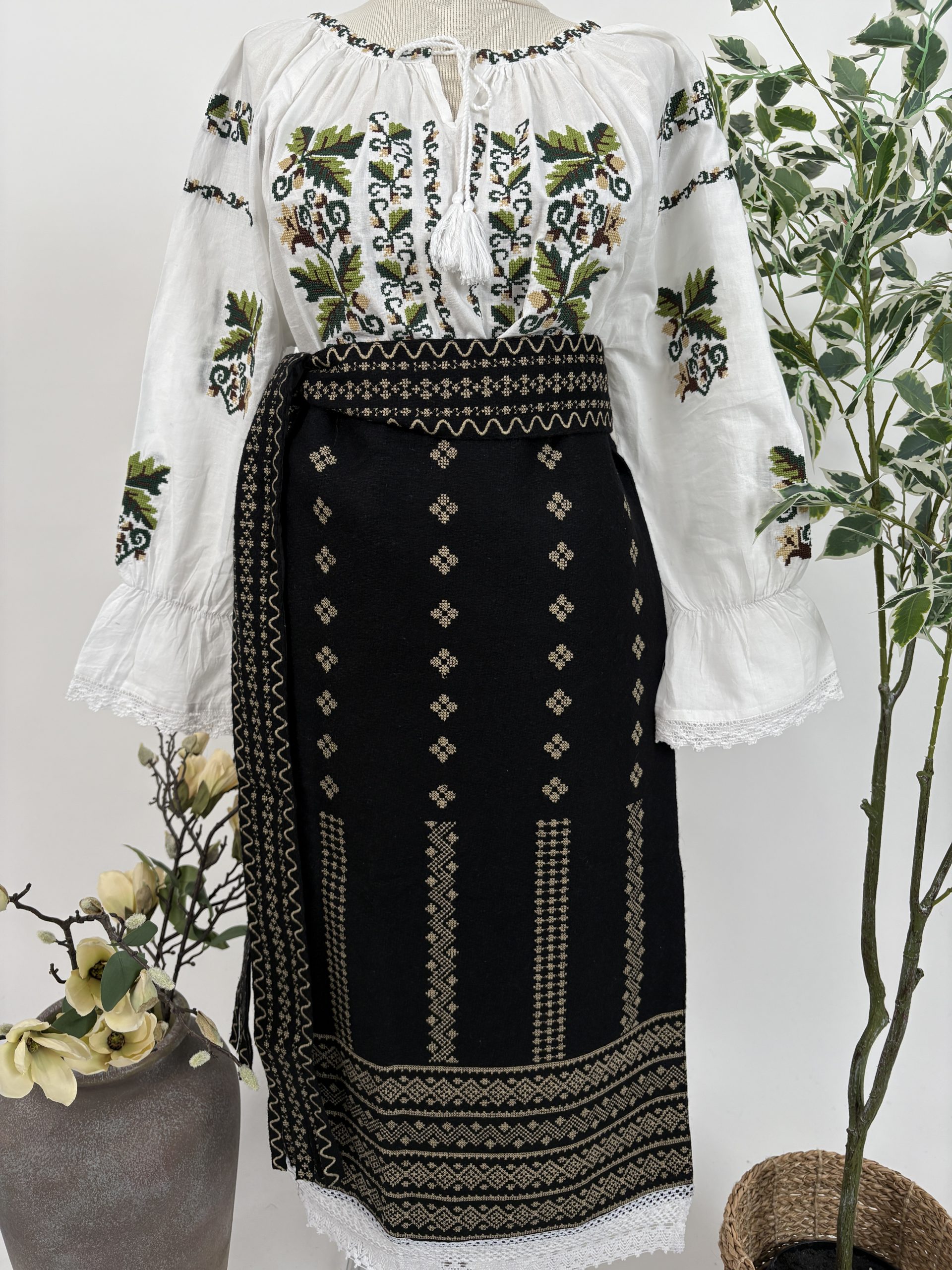 Costum tradițional - catrință, brâu și ie TM2263 ghinde - XL
