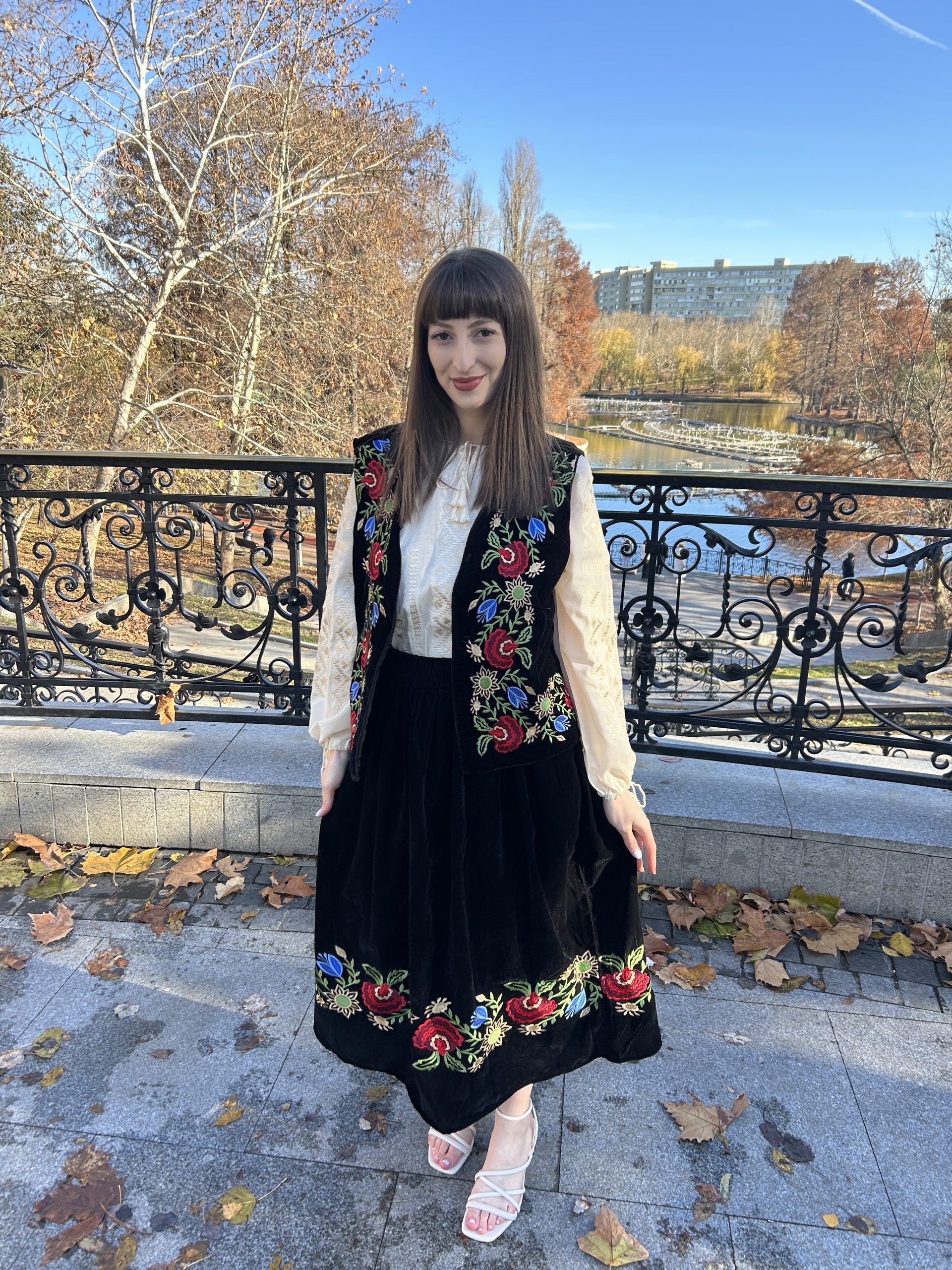 Costum tradițional din catifea TM1691 - fustă, vestă și ie - - S - M - 3XL