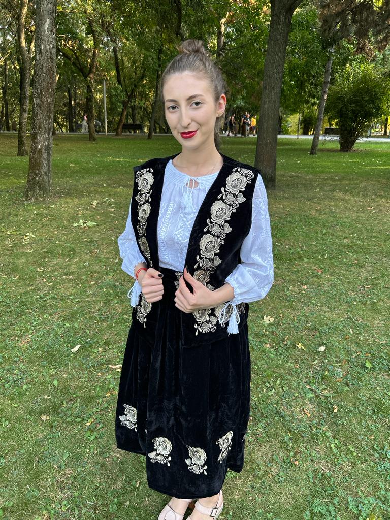 Costum tradițional din catifea TM842 - fustă, vestă și ie - - S - M - 2XL