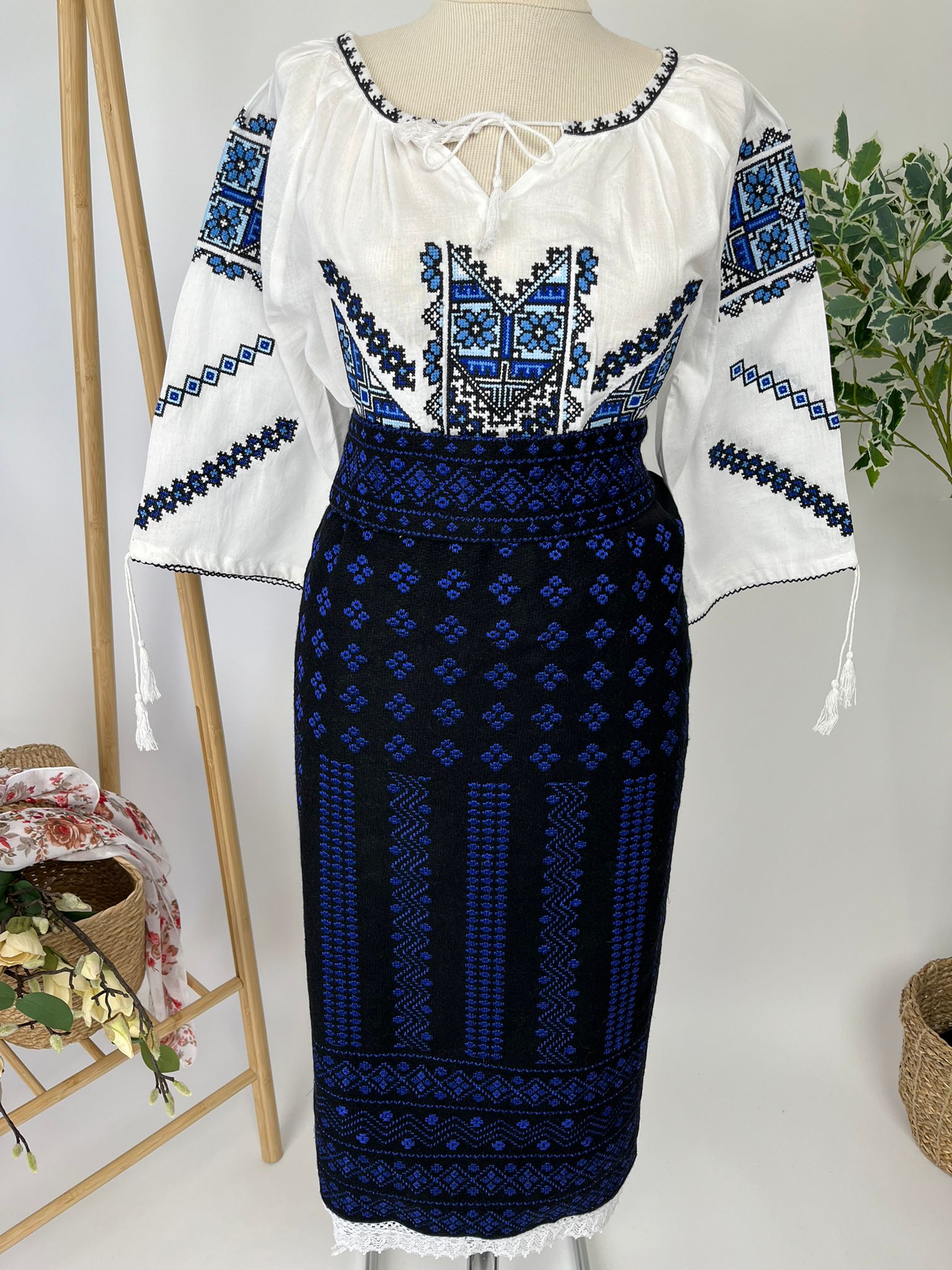 Costum tradițional feerie TM1883 - catrință, brâu și ie - XXL