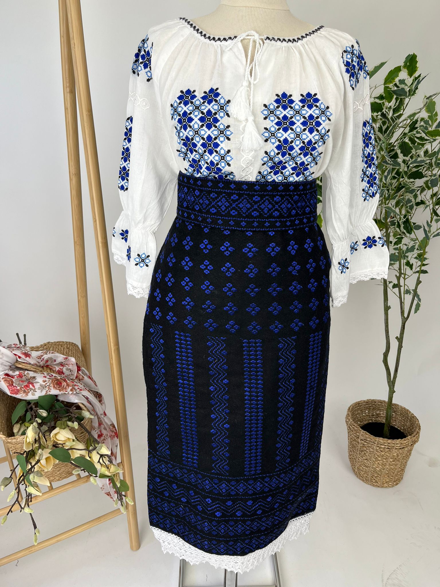 Costum tradițional feerie TM1884 - catrință, brâu și ie - M