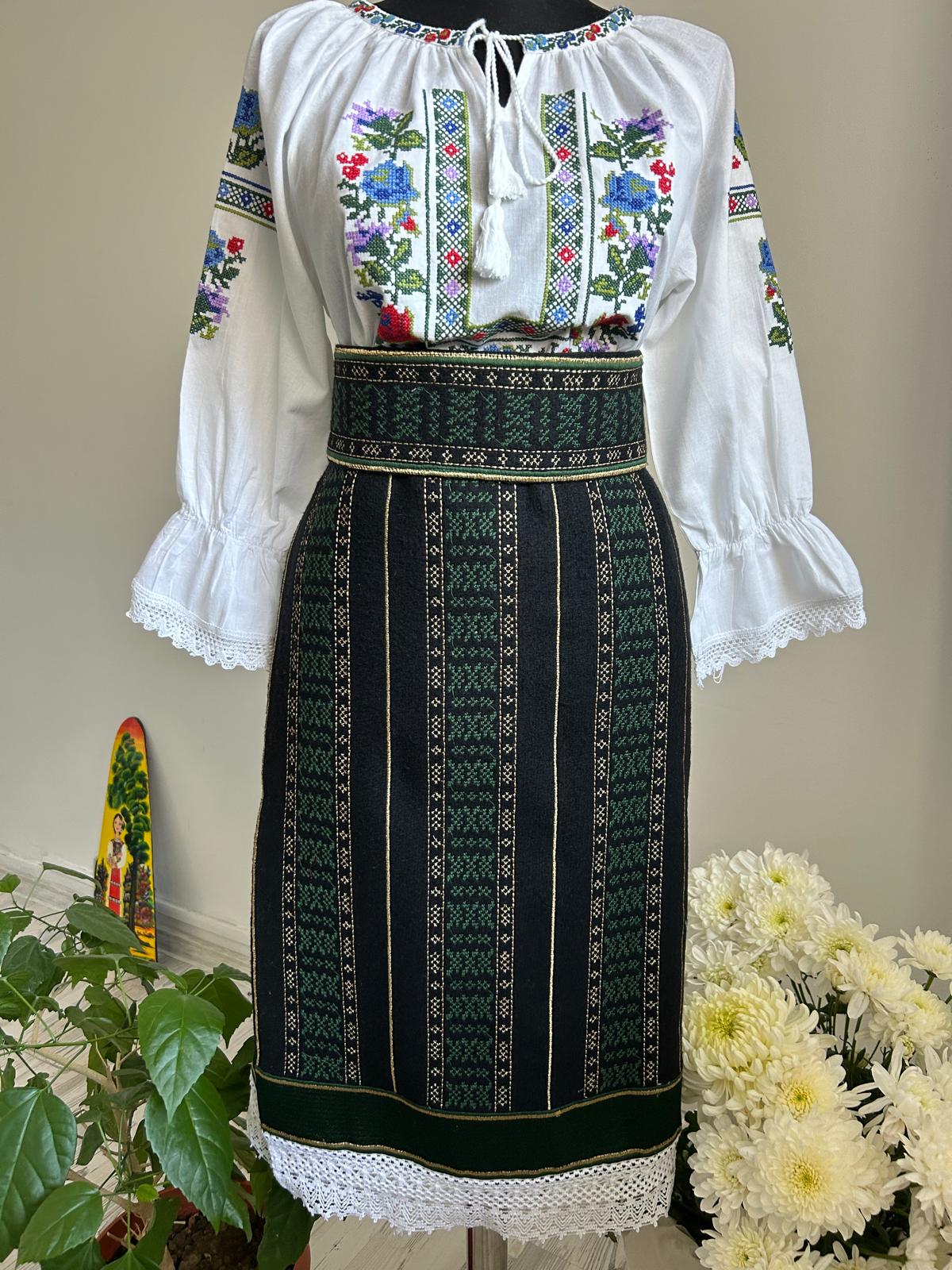 Costum tradițional fete 10-16 ani TM1606, verdele naturii - catrință , brâu și ie - 14