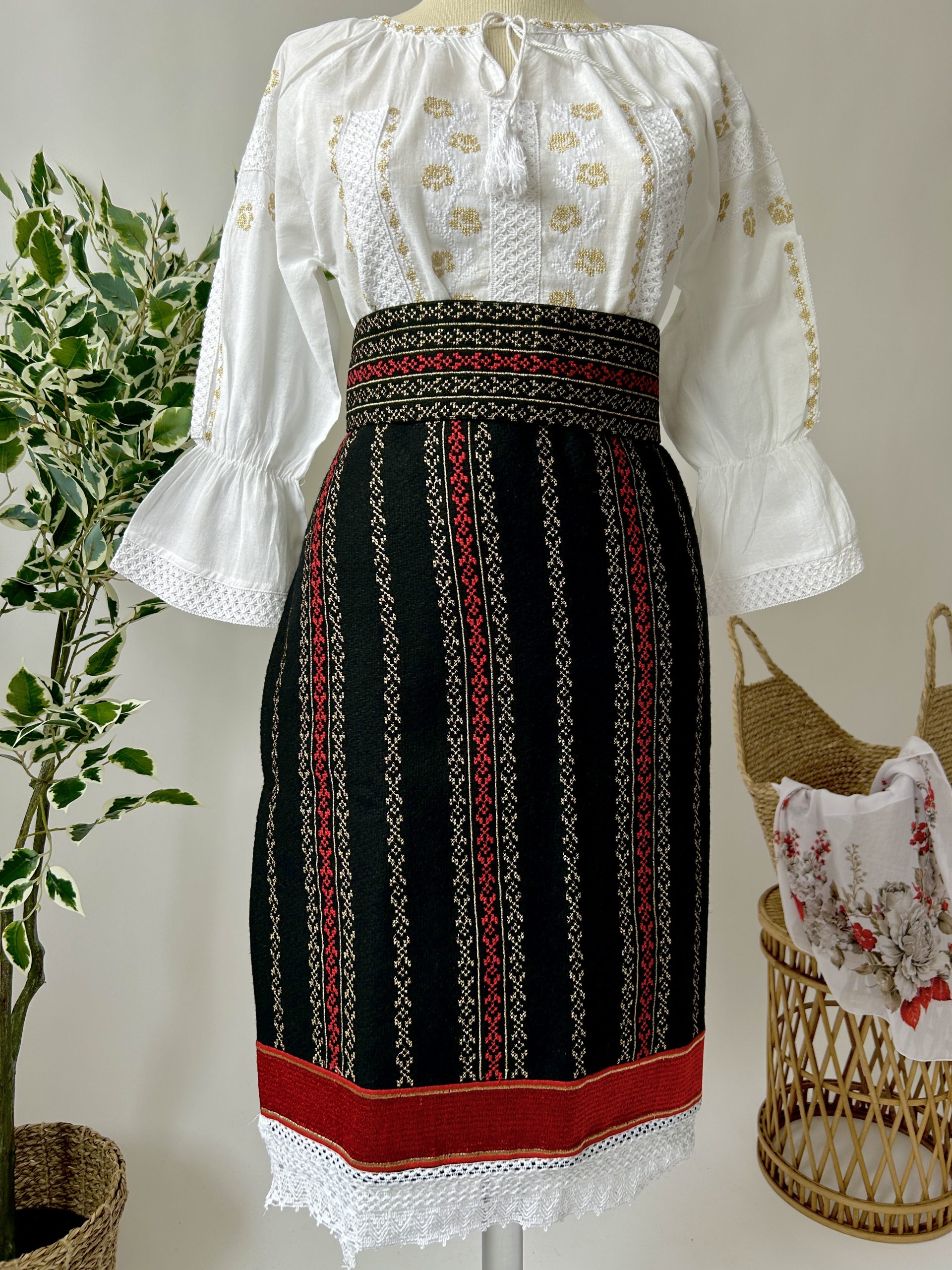 Costum tradițional fete 10-16 ani TM1853 - catrință , brâu și ie - 16