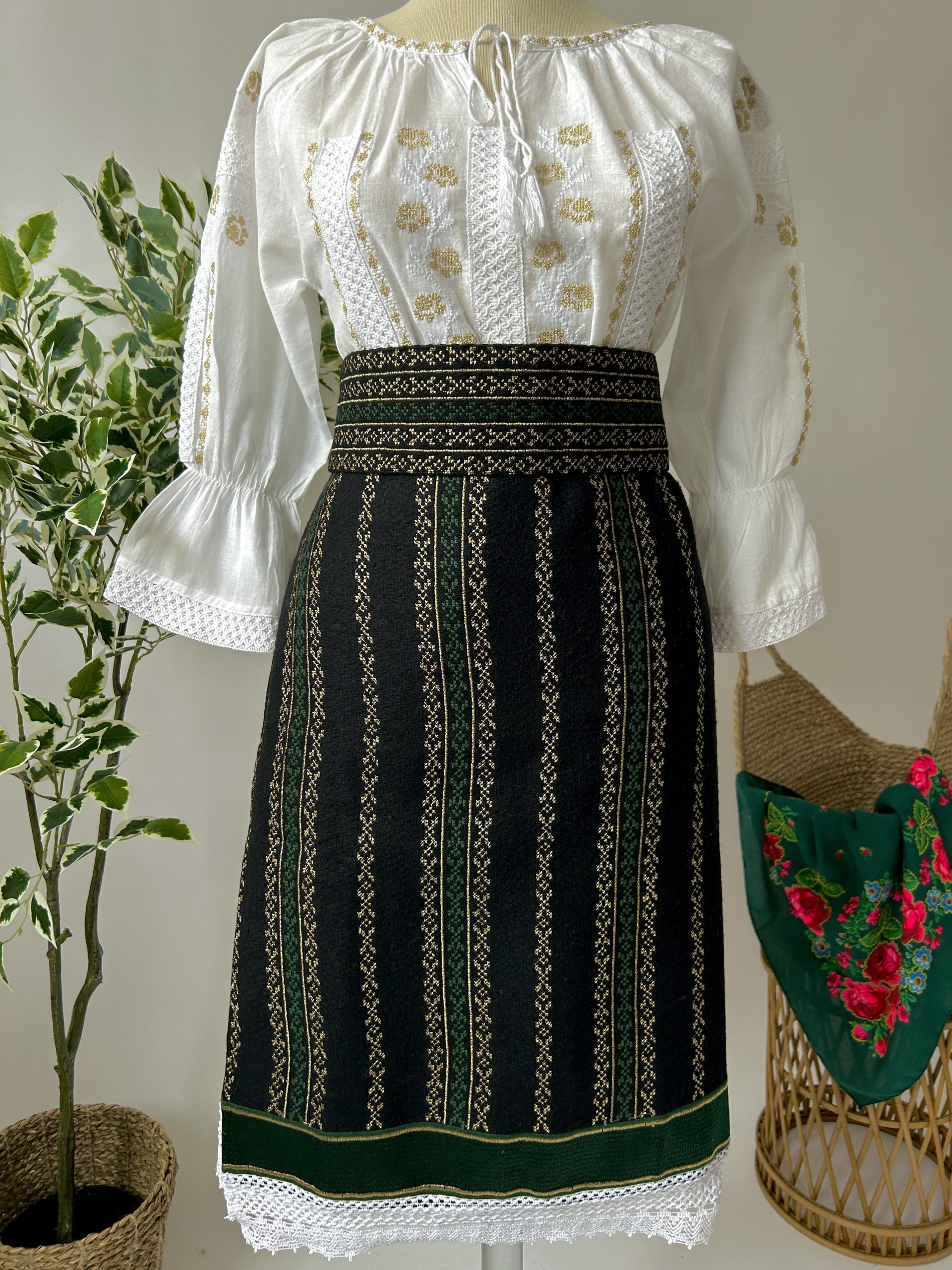 Costum tradițional fete 10-16 ani TM1855 - catrință , brâu și ie - 16