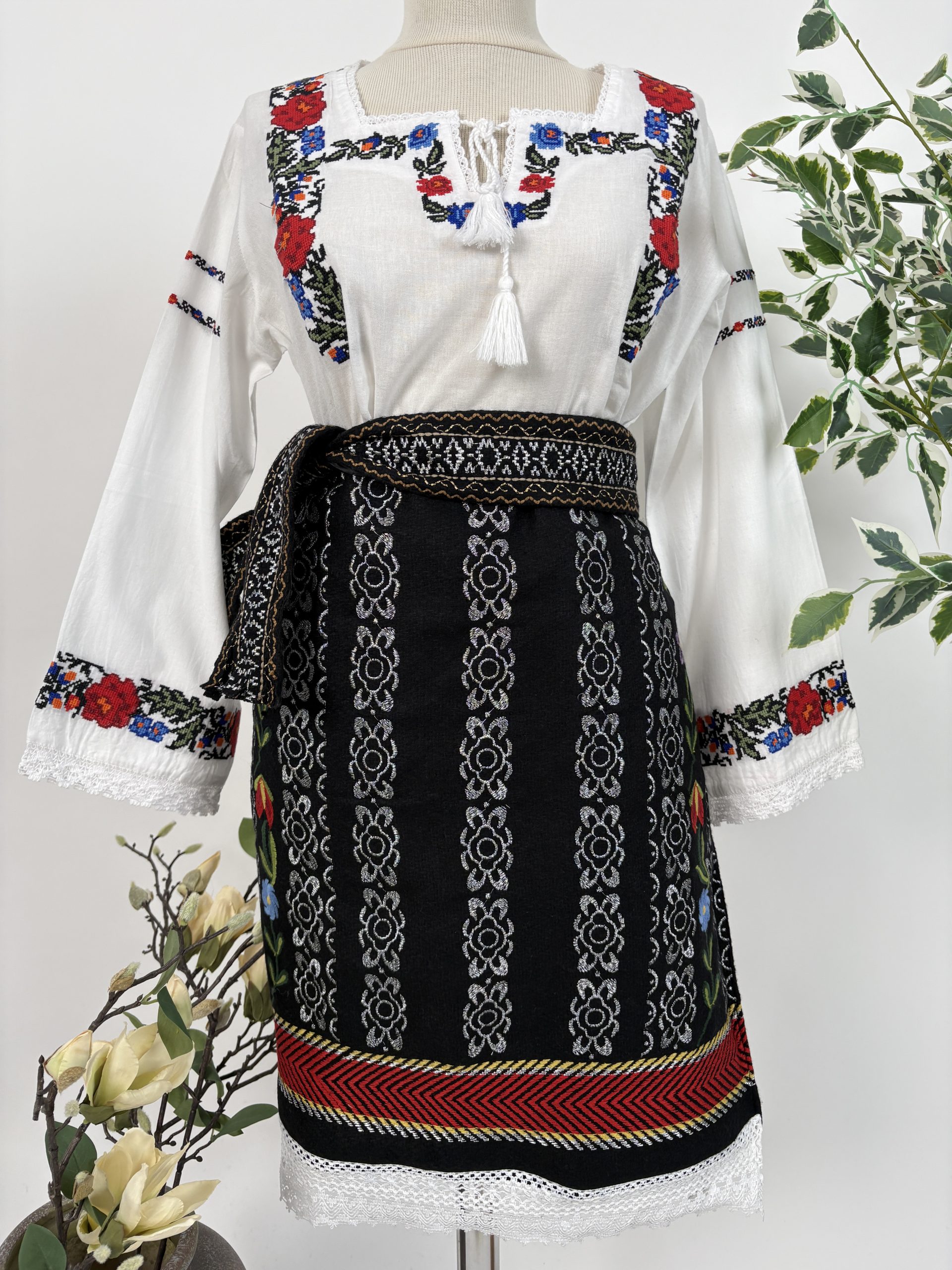 Costum tradițional fete 8-12 ani TM2259 catrință, brâu și ie •motive florale• - 12