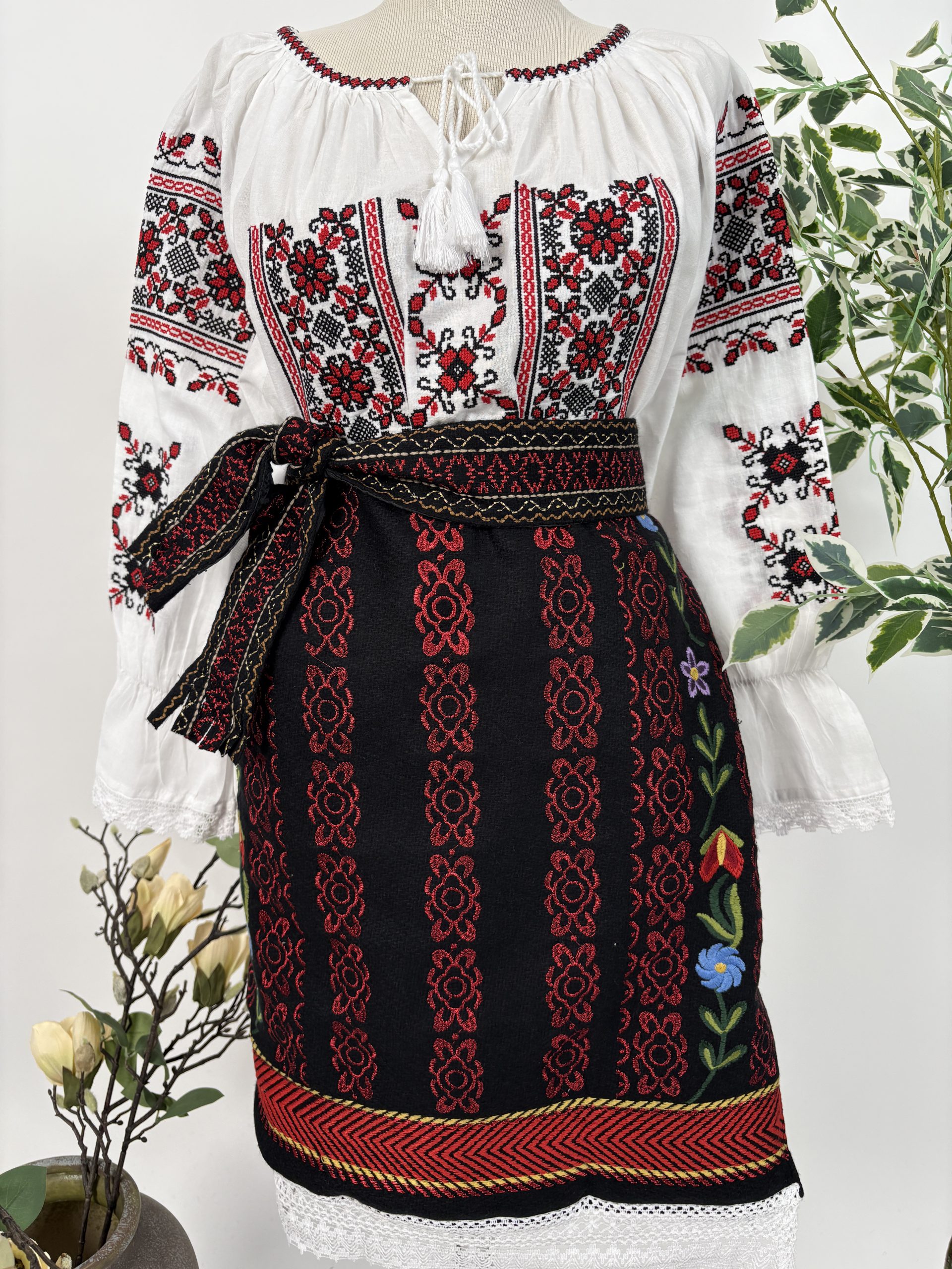 Costum tradițional fete 8-12 ani TM2264 catrință , brâu și ie •broderie roșie• - 12